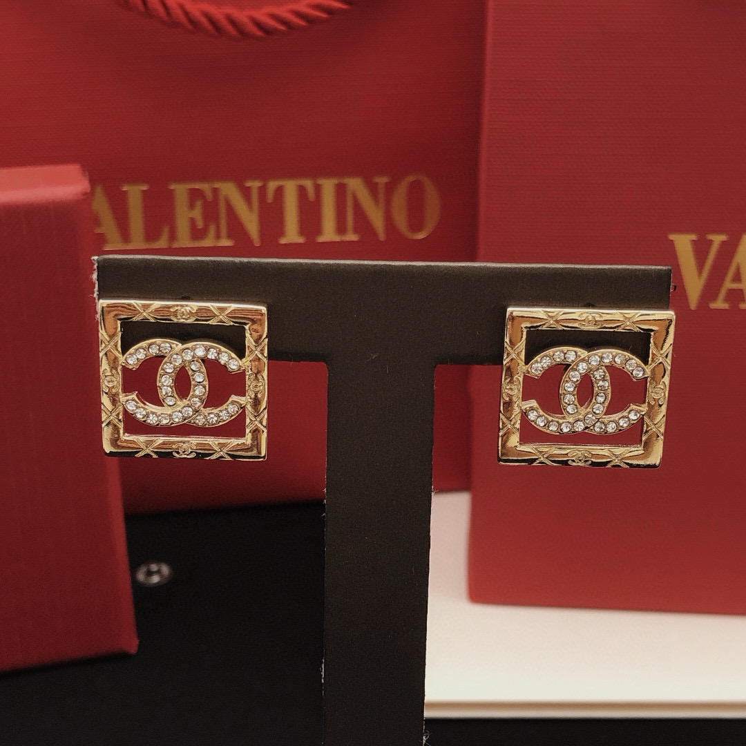 编号XED0730
 【ch*nel最新款🆕🆕方形镂空耳钉】一致专柜🆕黄铜材质