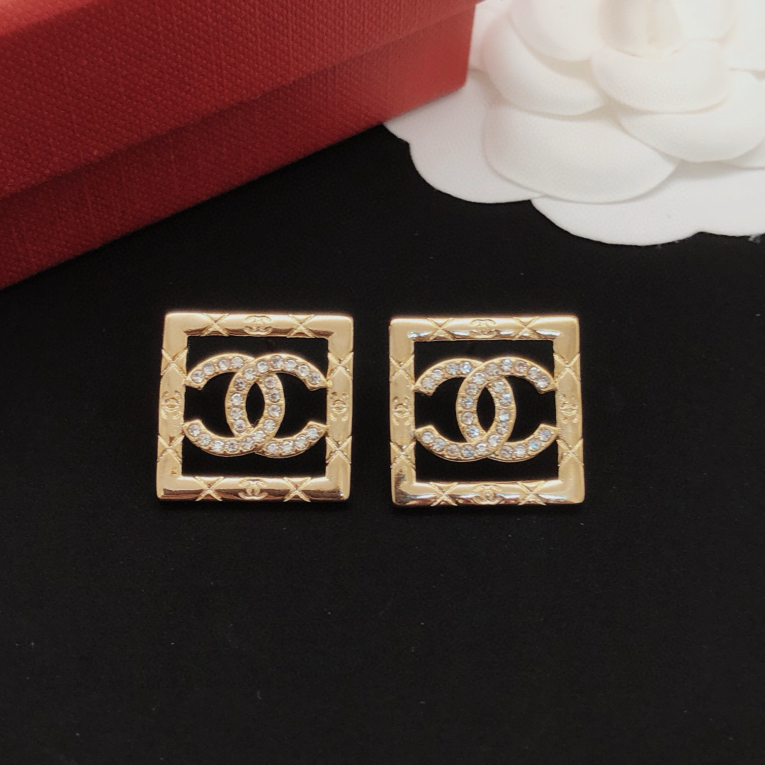 编号XED0730
 【ch*nel最新款🆕🆕方形镂空耳钉】一致专柜🆕黄铜材质