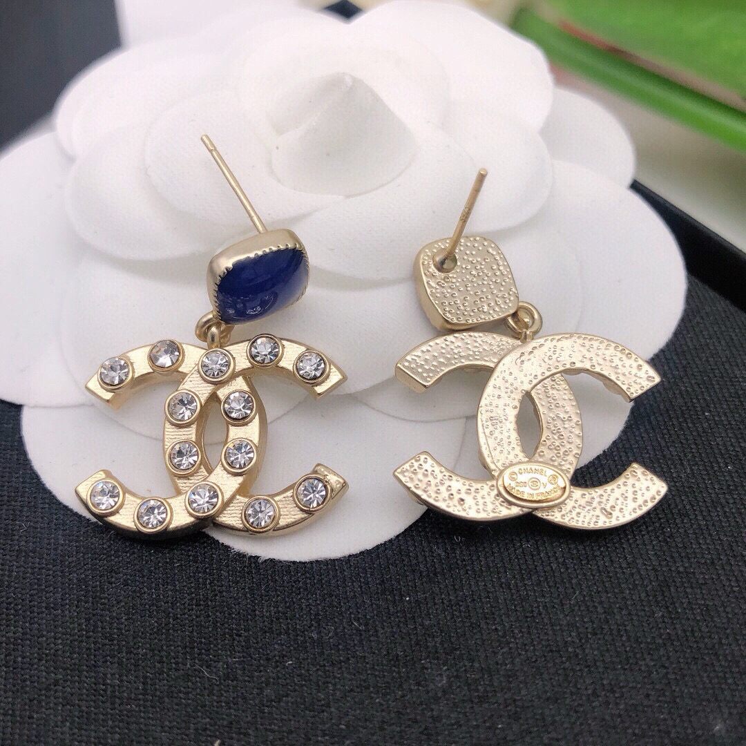 编号XED0557
娜扎同款🌟 春夏新款耳环，金属感蓝色珐琅宝石耳环，散发浓浓的金属质感，刚柔并济～
