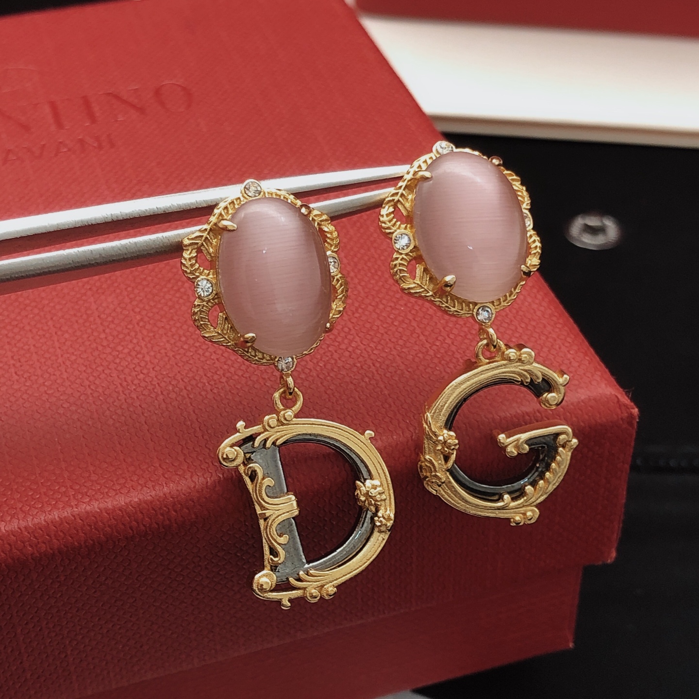 ❤️85包邮/原单代购级别
编号DGED0034
 【杜嘉班纳DG*最新款🆕🆕粉色宝石耳钉】一致ZP黄铜材质