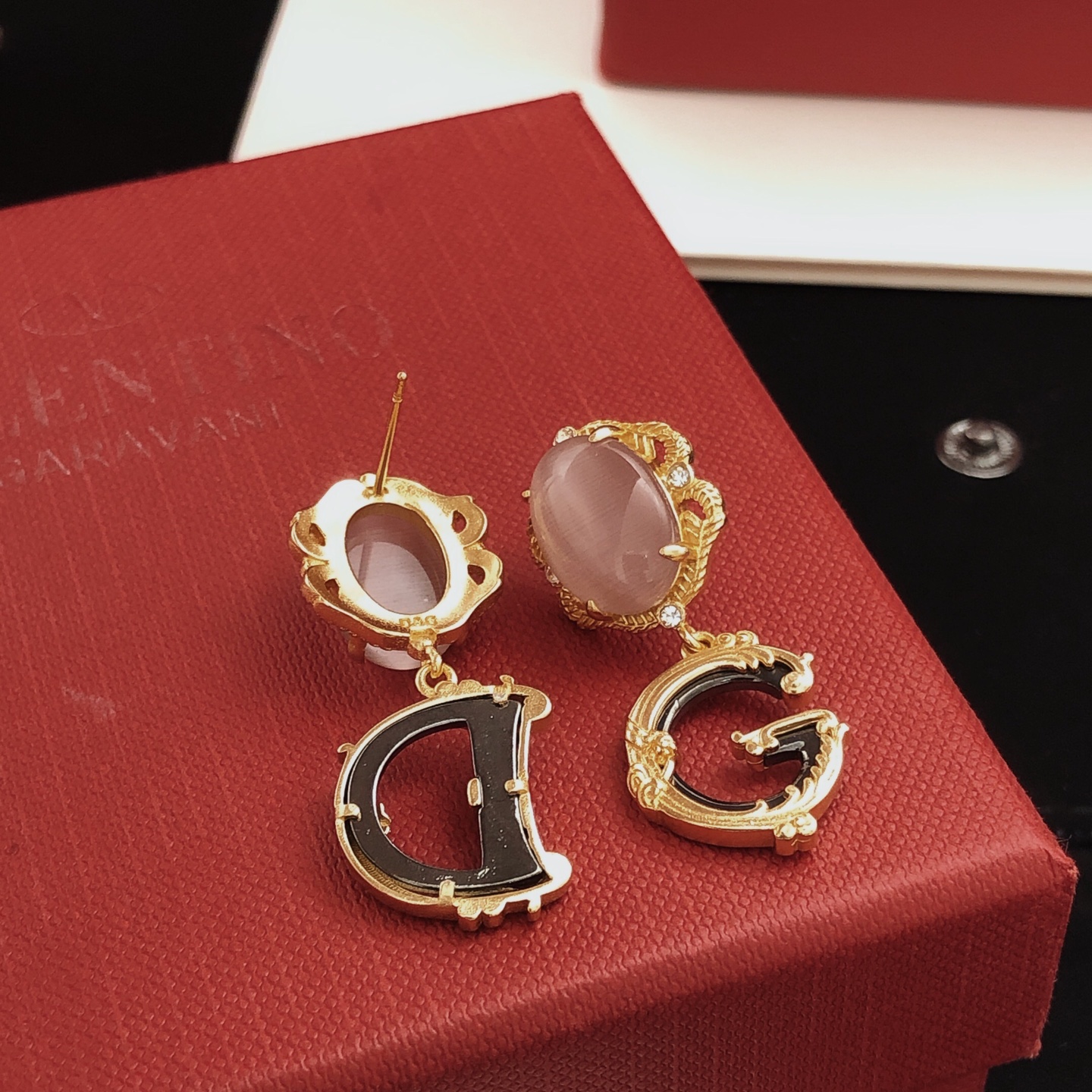 ❤️85包邮/原单代购级别
编号DGED0034
 【杜嘉班纳DG*最新款🆕🆕粉色宝石耳钉】一致ZP黄铜材质