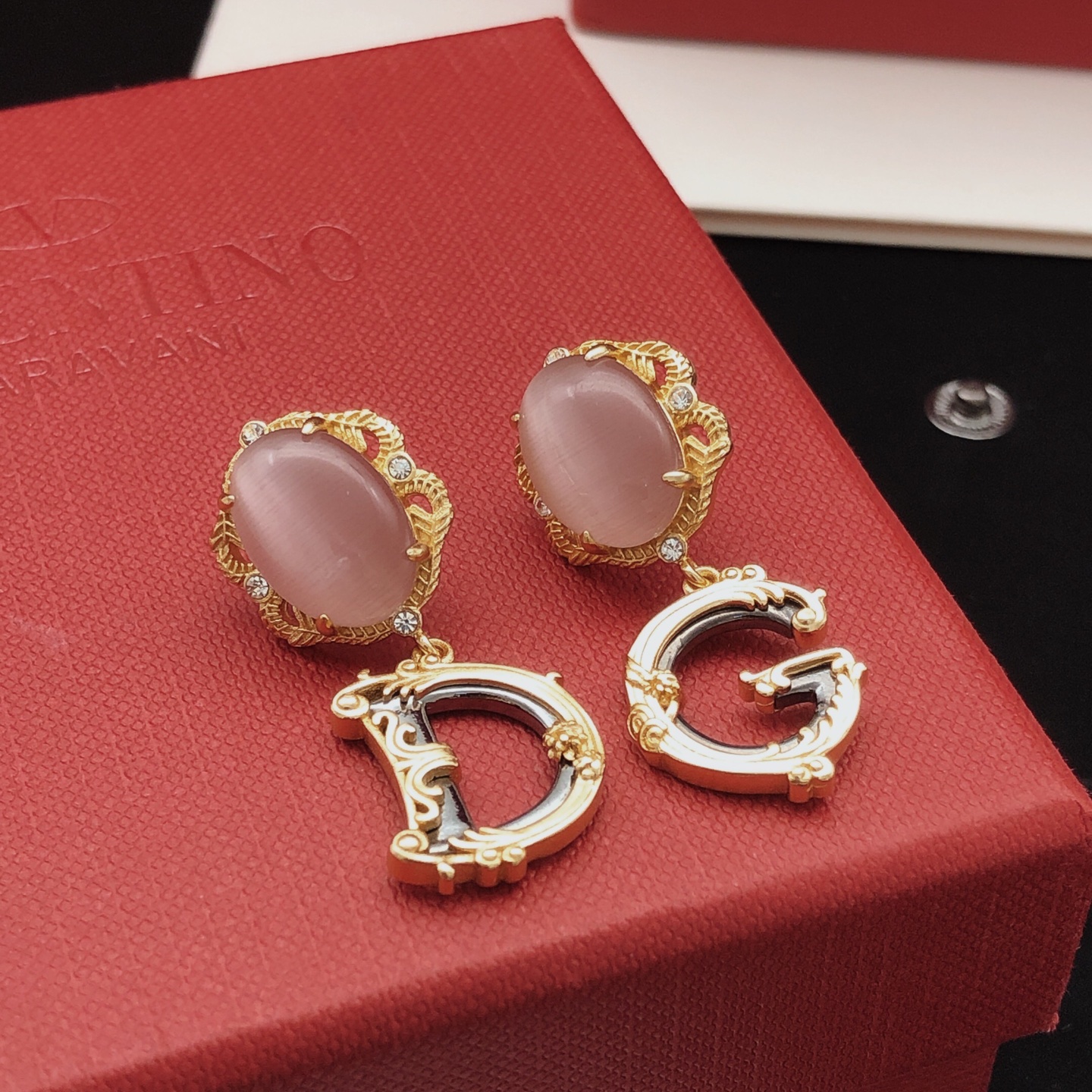 ❤️85包邮/原单代购级别
编号DGED0034
 【杜嘉班纳DG*最新款🆕🆕粉色宝石耳钉】一致ZP黄铜材质