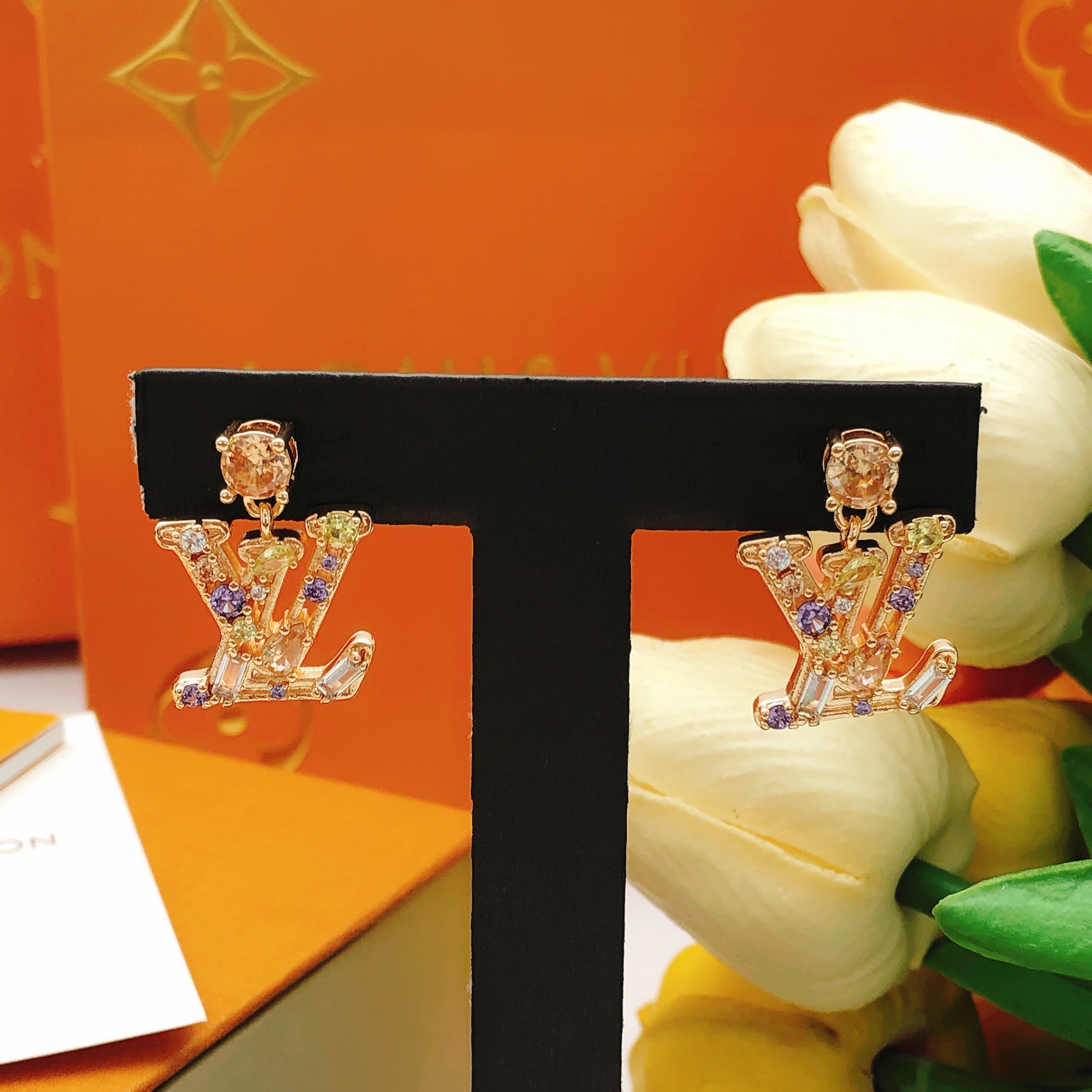 编号LED0368
 【Lv*最新款🆕🆕玫瑰金色彩钻耳钉】一致专柜🆕黄铜材质