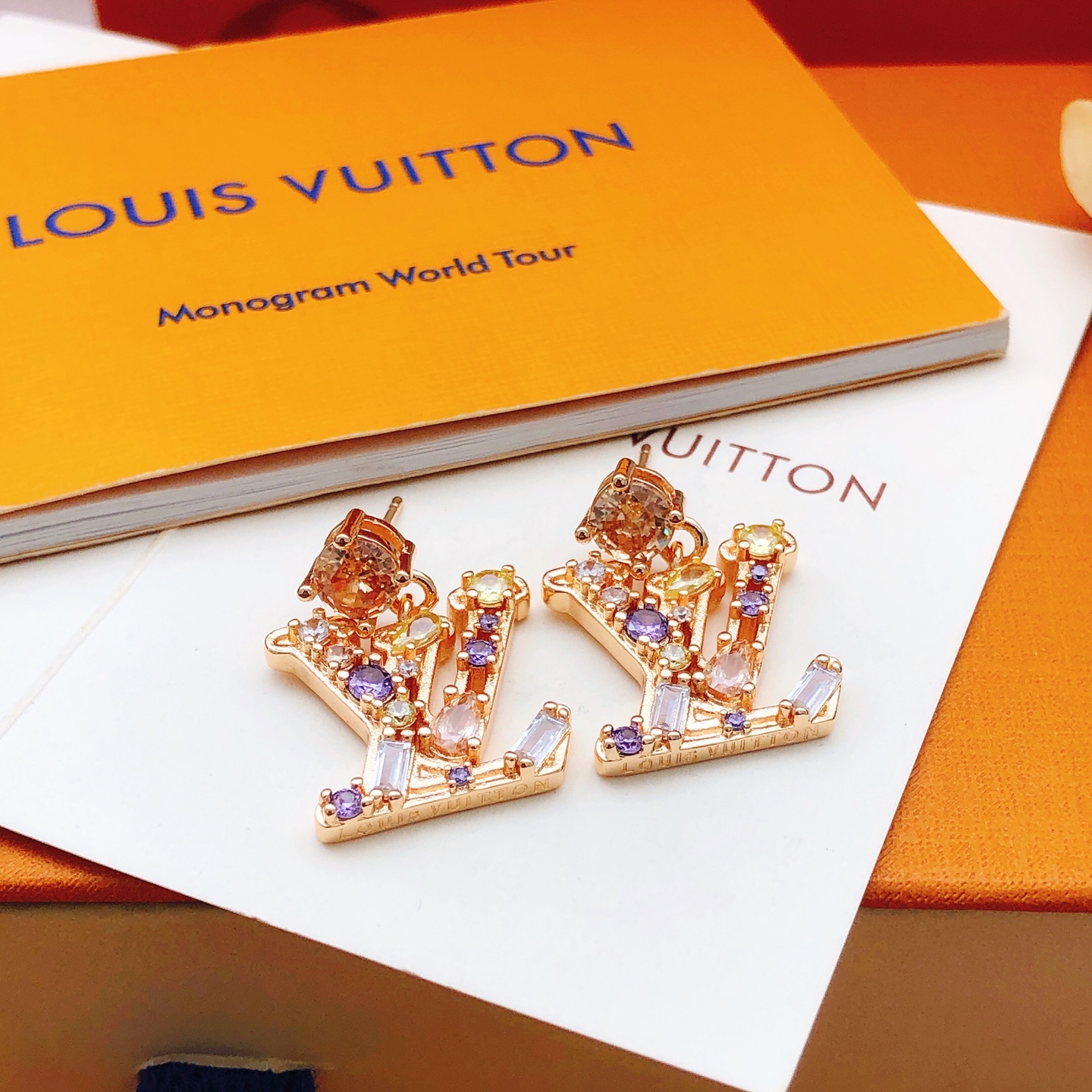 编号LED0368
 【Lv*最新款🆕🆕玫瑰金色彩钻耳钉】一致专柜🆕黄铜材质
