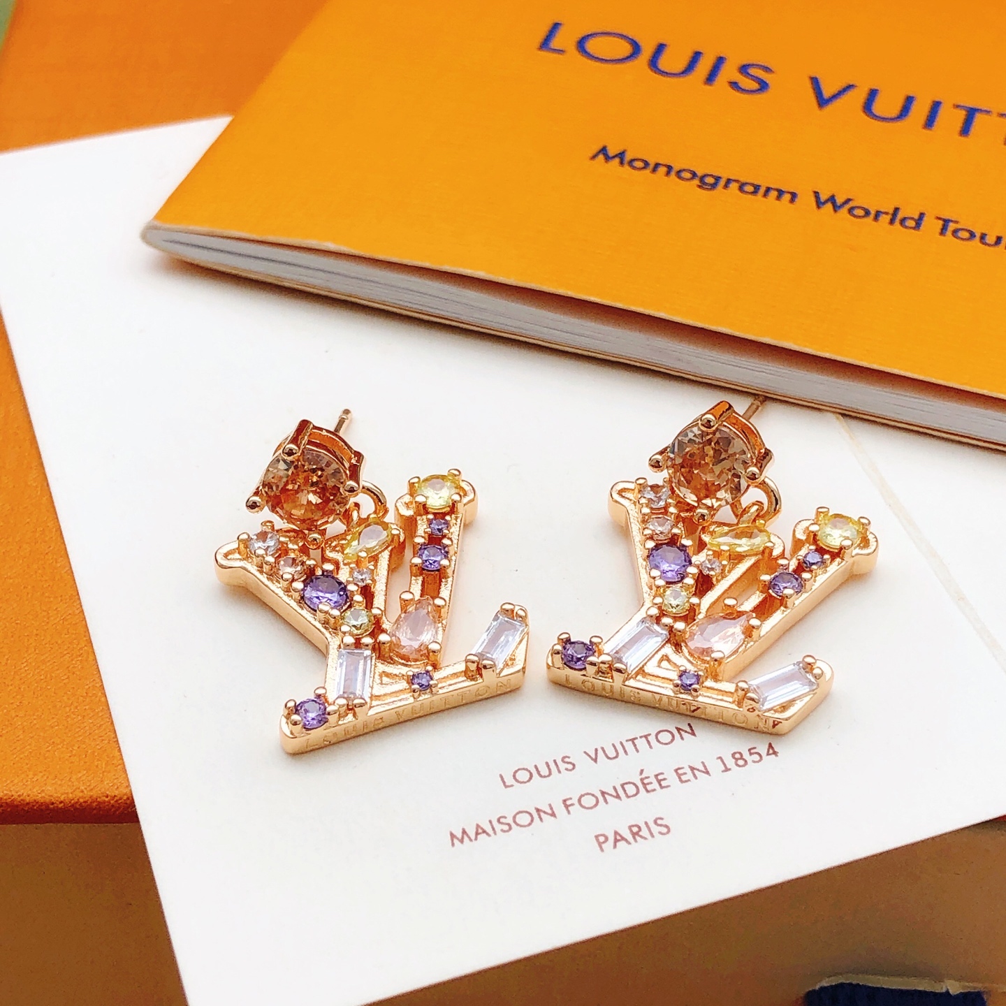 编号LED0368
 【Lv*最新款🆕🆕玫瑰金色彩钻耳钉】一致专柜🆕黄铜材质