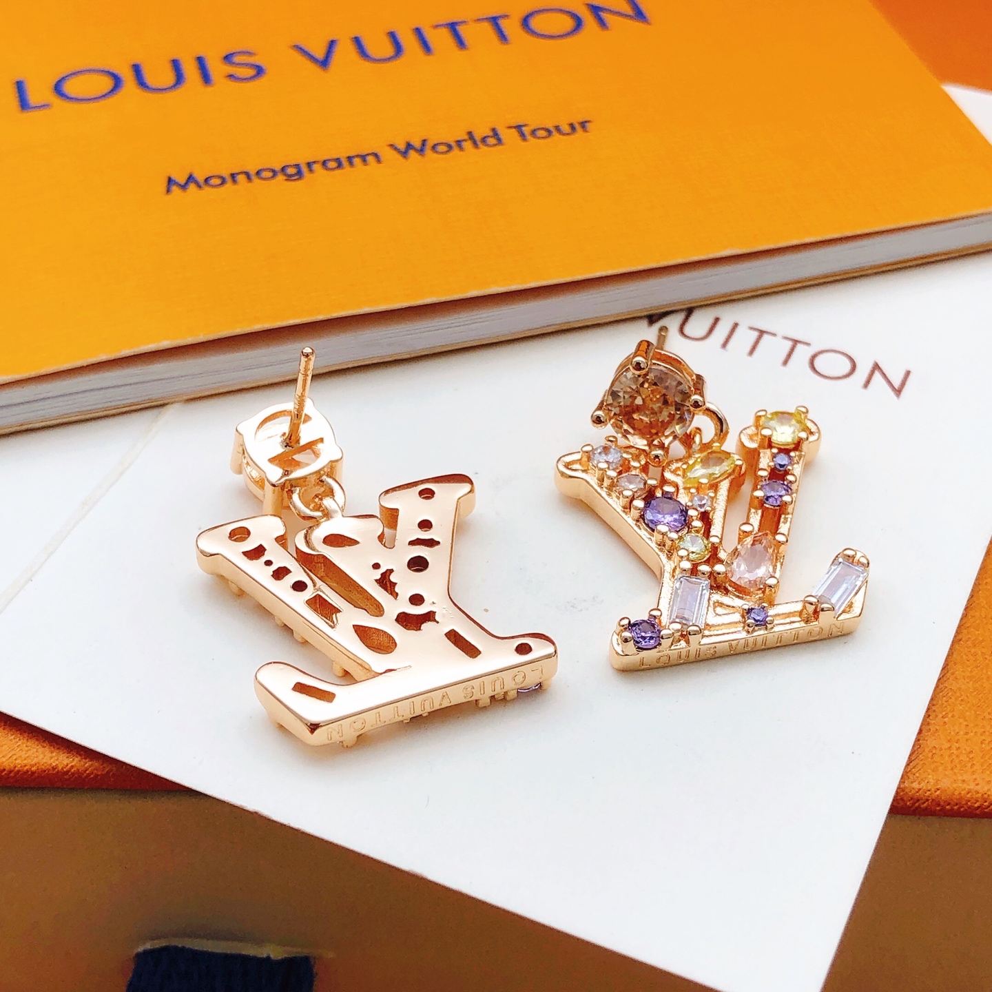 编号LED0368
 【Lv*最新款🆕🆕玫瑰金色彩钻耳钉】一致专柜🆕黄铜材质