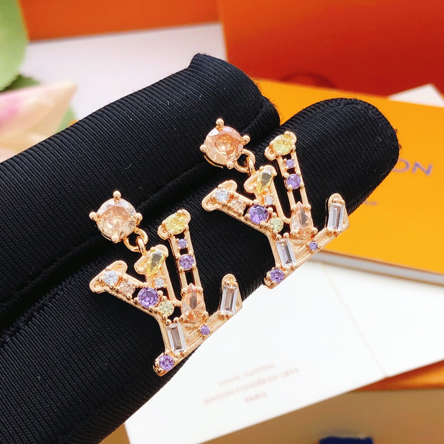 编号LED0368
 【Lv*最新款🆕🆕玫瑰金色彩钻耳钉】一致专柜🆕黄铜材质