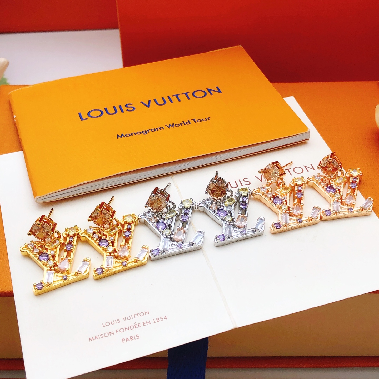 编号LED0354
 【Lv*最新款🆕🆕彩钻耳钉】一致专柜🆕黄铜材质
