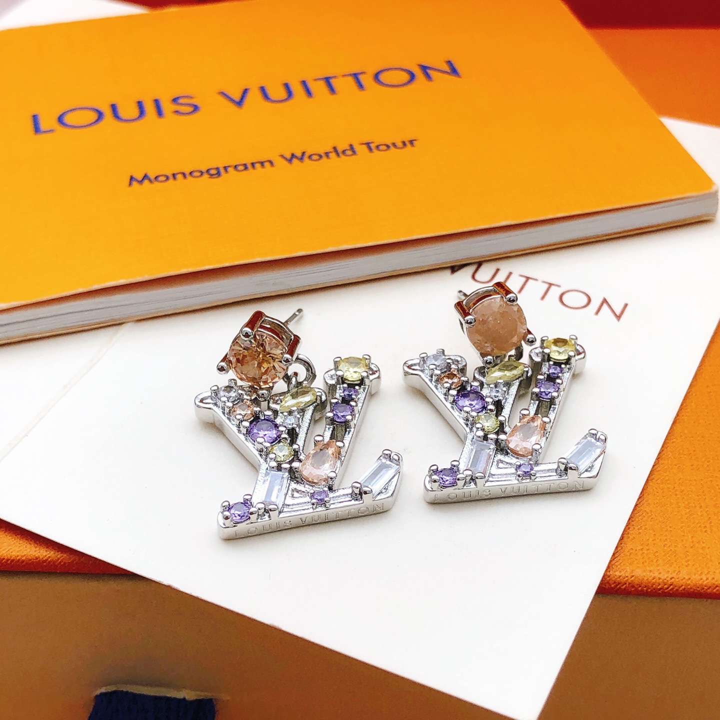 编号LED0353
 【Lv*最新款🆕🆕银色彩钻耳钉】一致专柜🆕黄铜材质