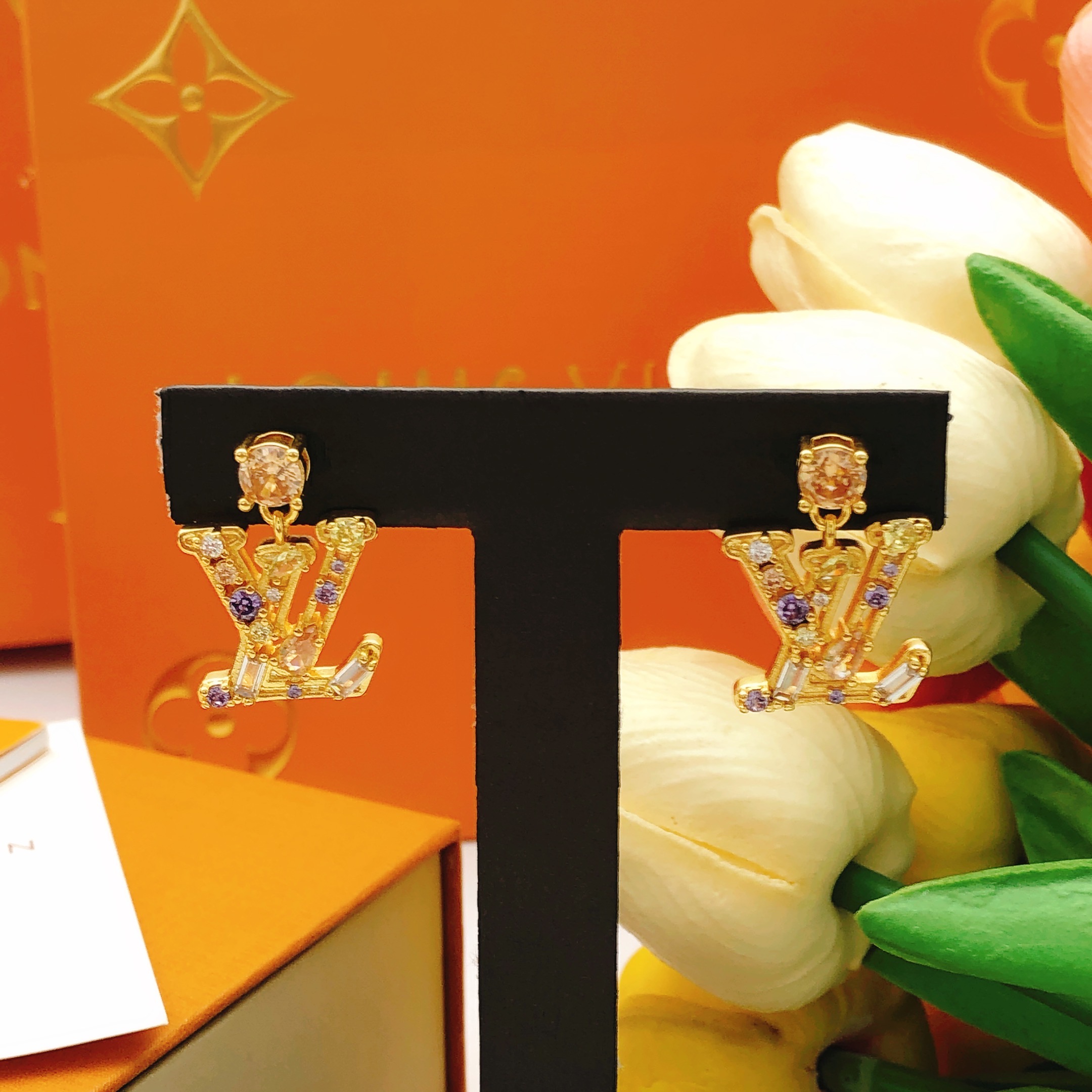 编号LED0354
 【Lv*最新款🆕🆕彩钻耳钉】一致专柜🆕黄铜材质