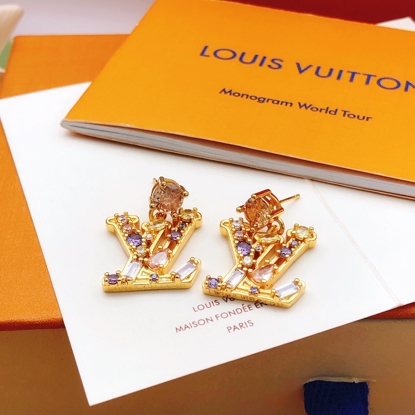 编号LED0354
 【Lv*最新款🆕🆕彩钻耳钉】一致专柜🆕黄铜材质