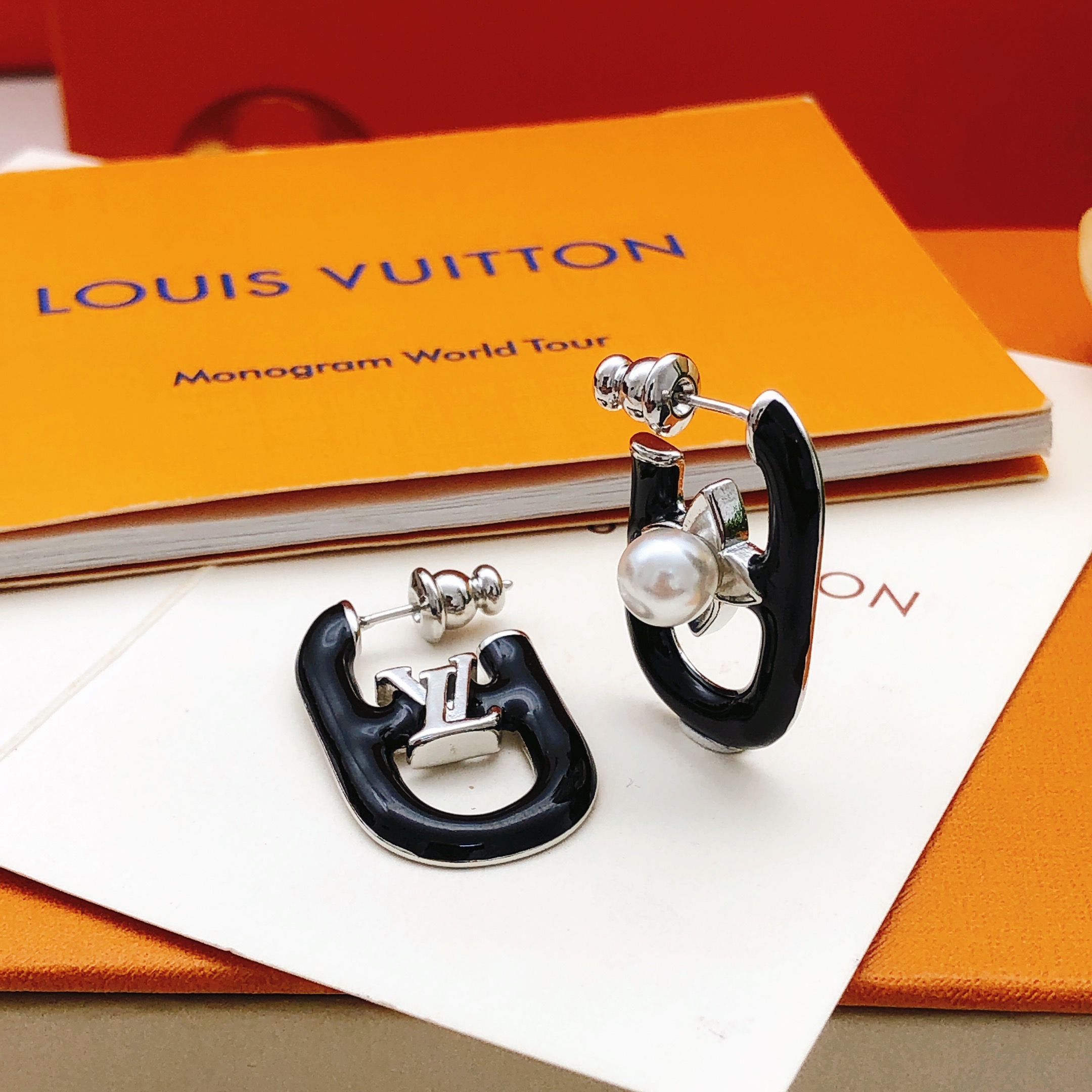 编号LED0361
 【Lv*最新款🆕🆕黑色耳勾】一致专柜🆕黄铜材质