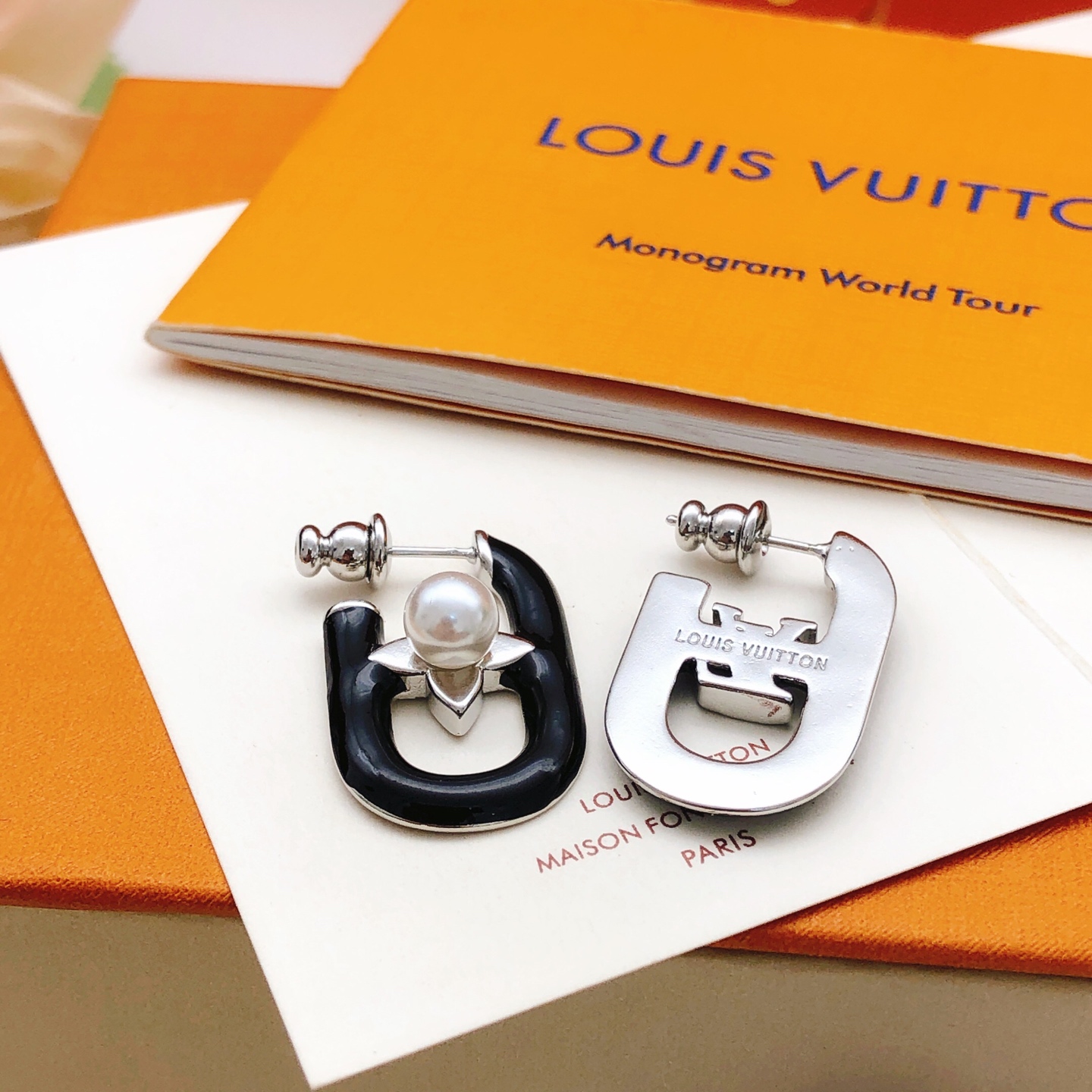 编号LED0361
 【Lv*最新款🆕🆕黑色耳勾】一致专柜🆕黄铜材质
