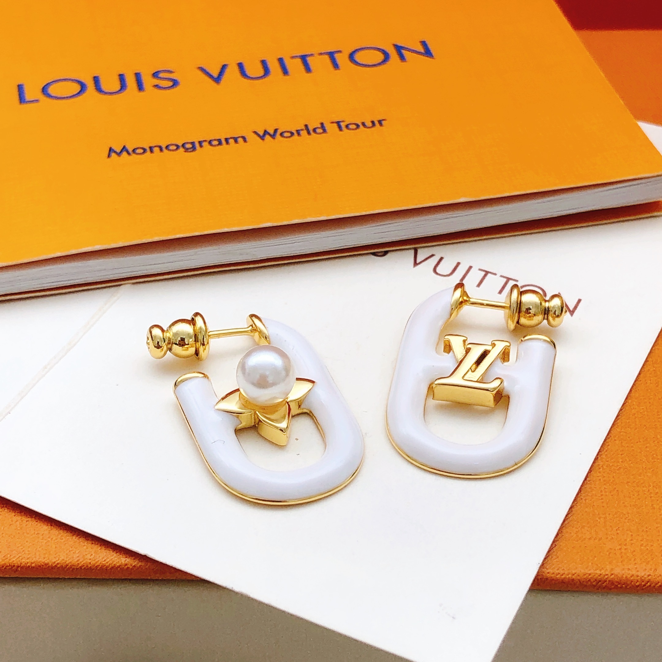 编号LED0363
 【Lv*最新款🆕🆕白色耳勾】一致专柜🆕黄铜材质