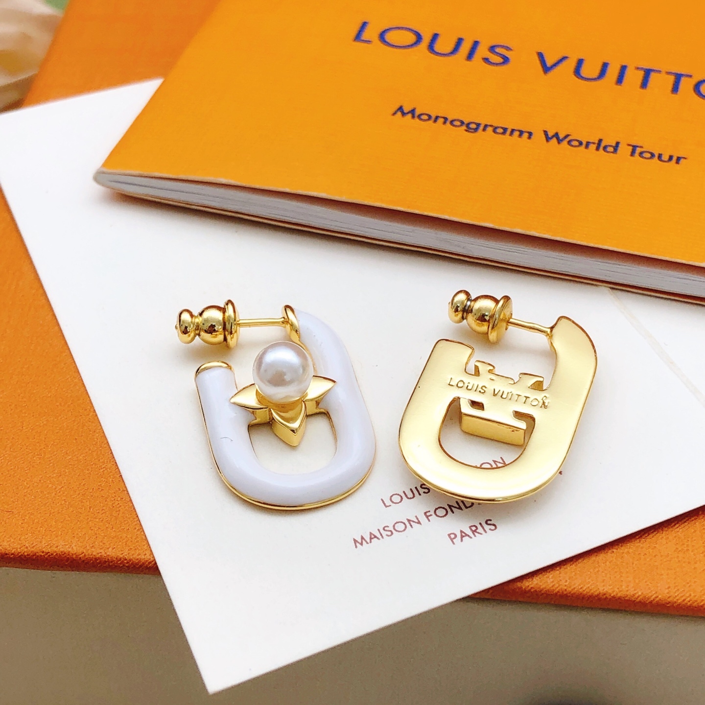 编号LED0363
 【Lv*最新款🆕🆕白色耳勾】一致专柜🆕黄铜材质