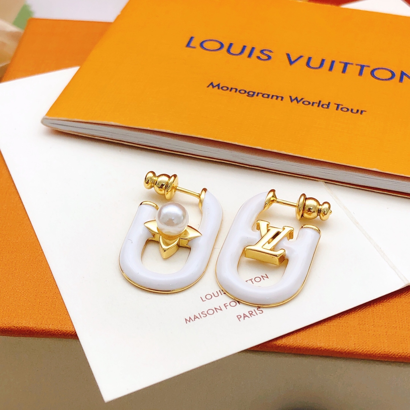编号LED0363
 【Lv*最新款🆕🆕白色耳勾】一致专柜🆕黄铜材质