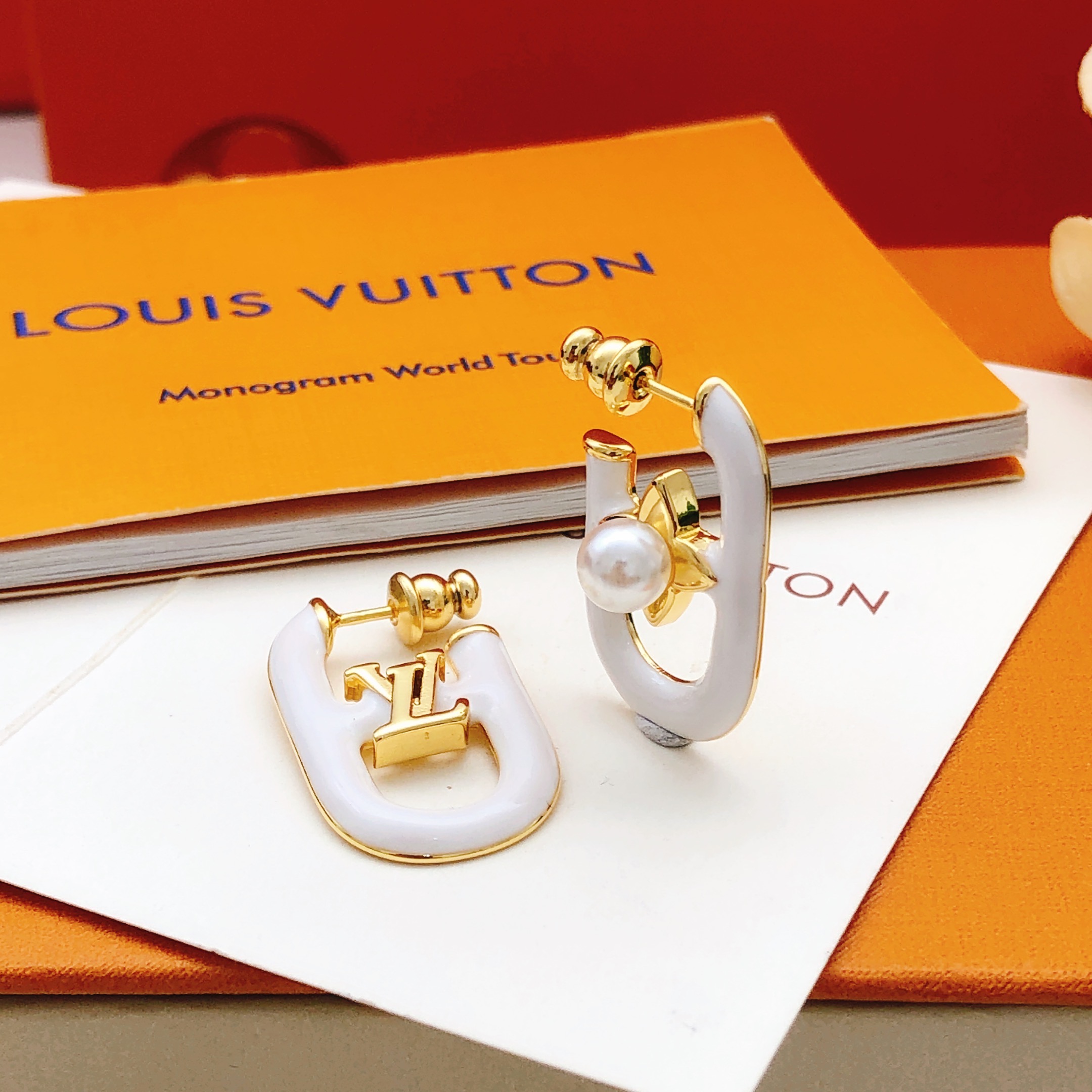 编号LED0363
 【Lv*最新款🆕🆕白色耳勾】一致专柜🆕黄铜材质