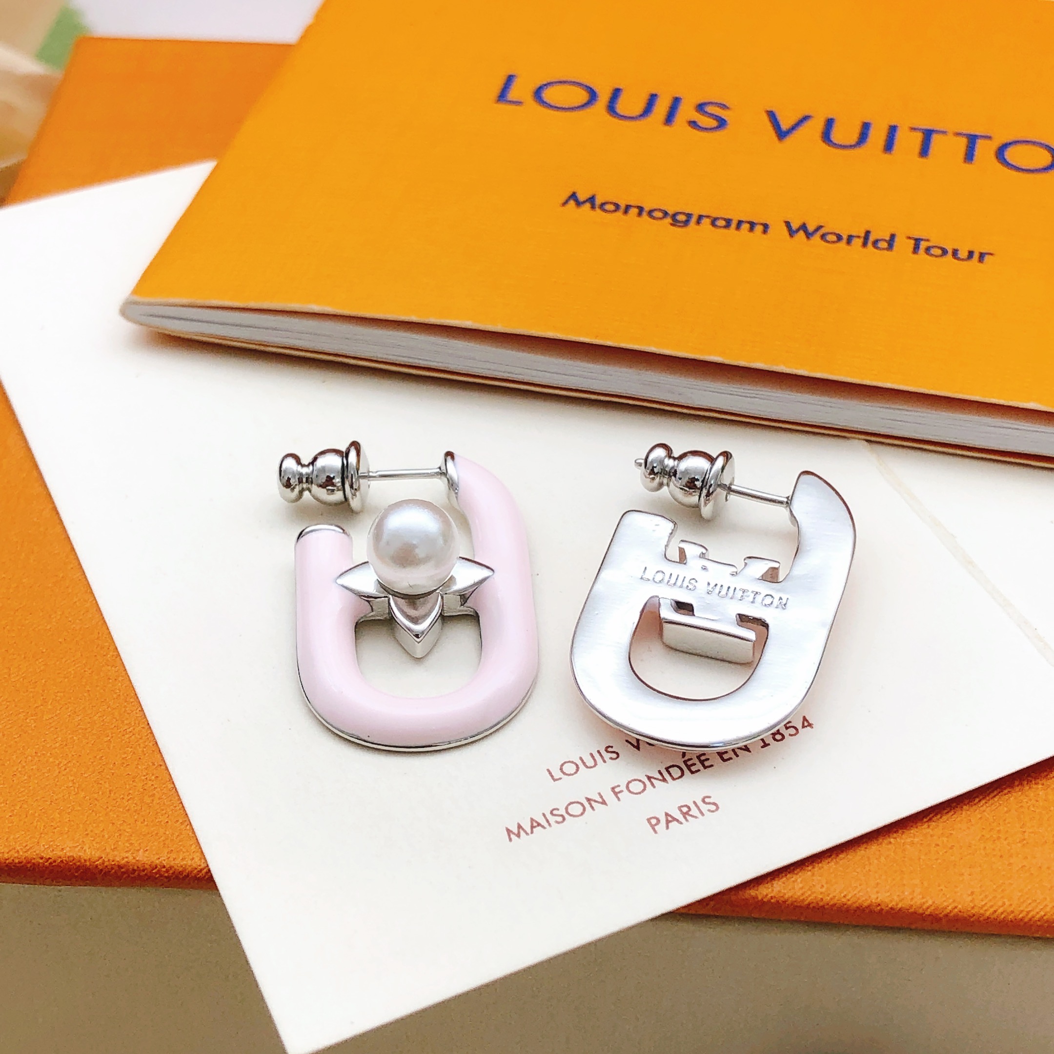 编号LED0365
 【Lv*最新款🆕🆕粉色耳勾】一致专柜🆕黄铜材质