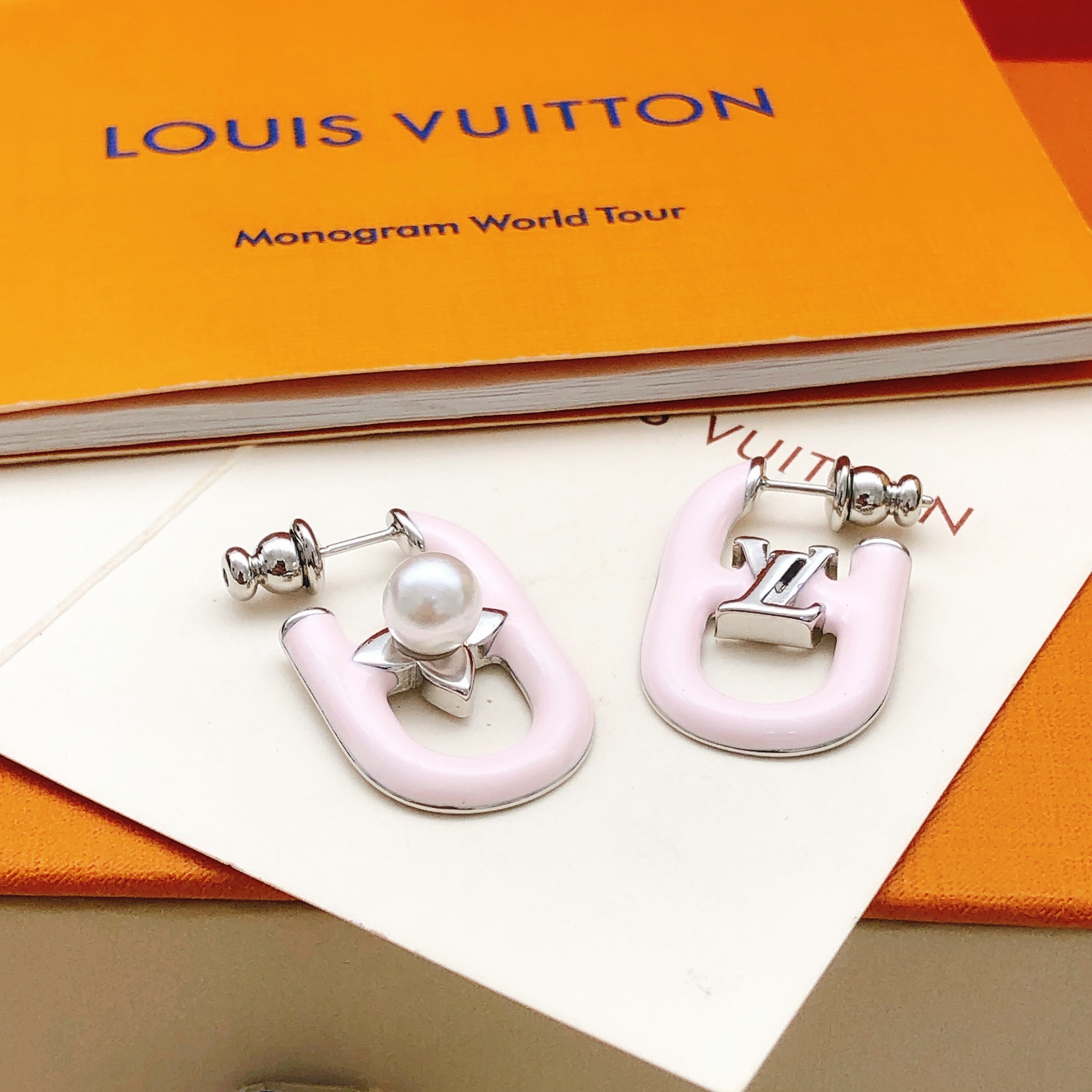 编号LED0365
 【Lv*最新款🆕🆕粉色耳勾】一致专柜🆕黄铜材质