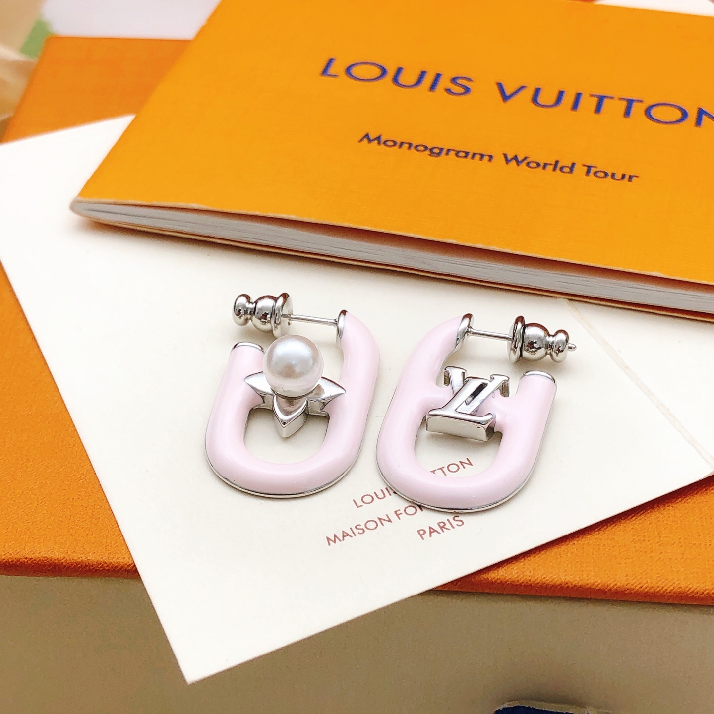 编号LED0365
 【Lv*最新款🆕🆕粉色耳勾】一致专柜🆕黄铜材质