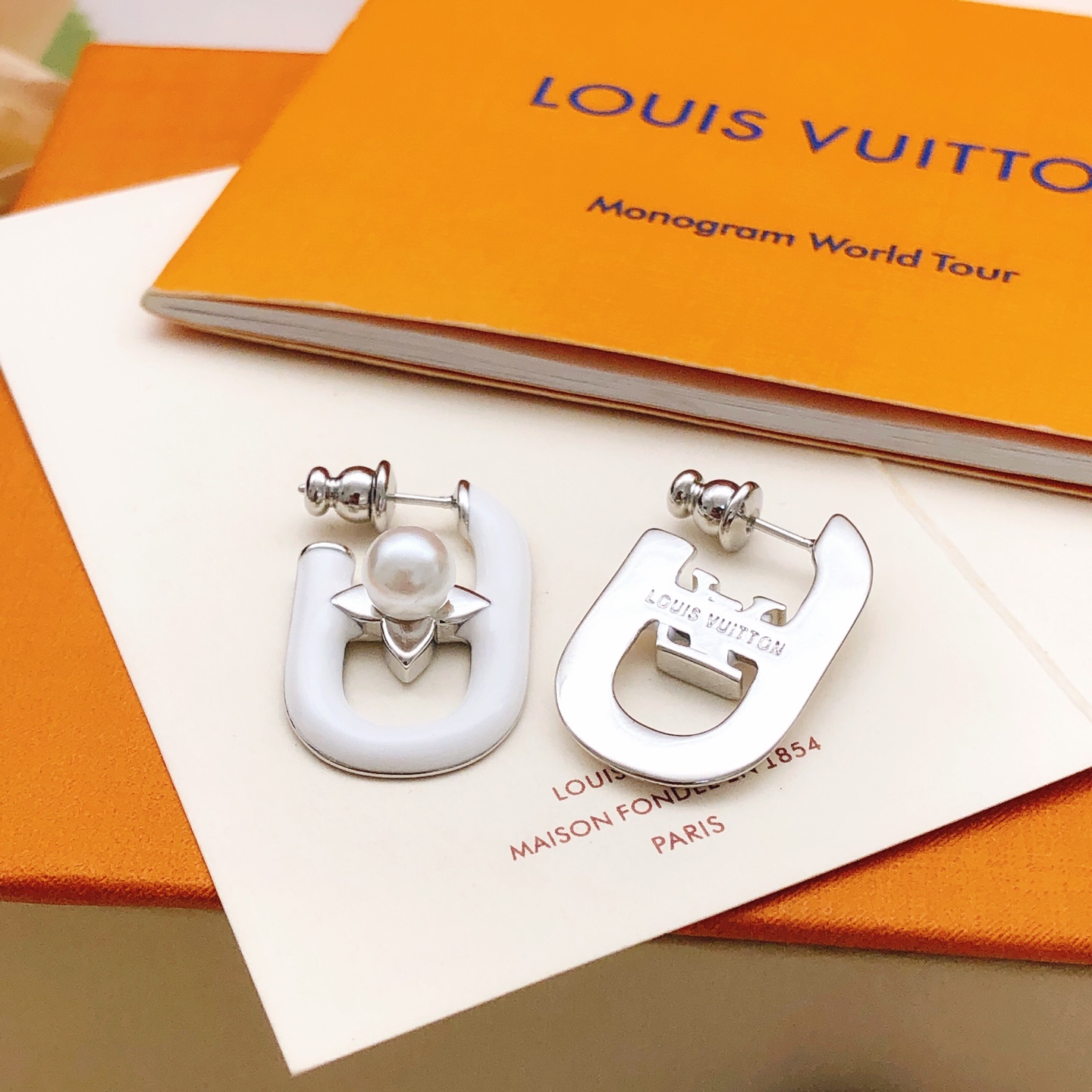 编号LED0364
 【Lv*最新款🆕🆕白色耳勾】一致专柜🆕黄铜材质