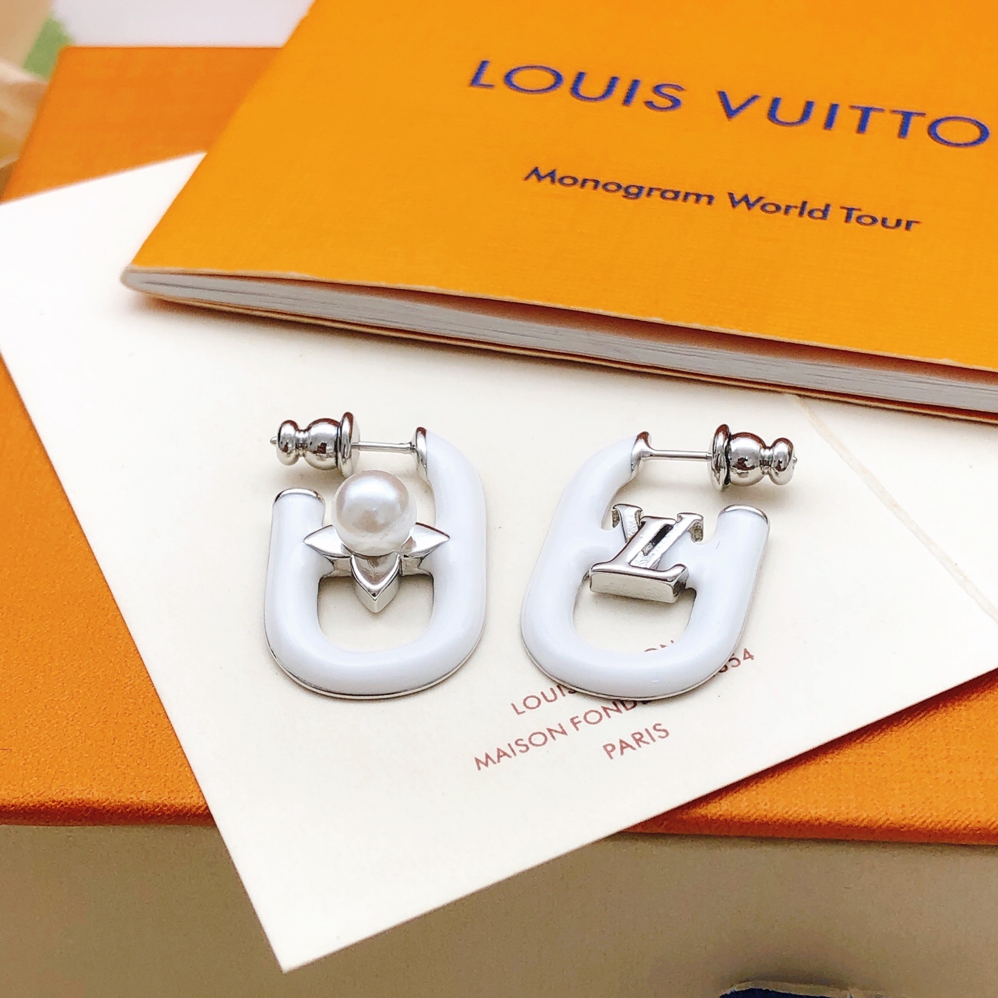 编号LED0364
 【Lv*最新款🆕🆕白色耳勾】一致专柜🆕黄铜材质
