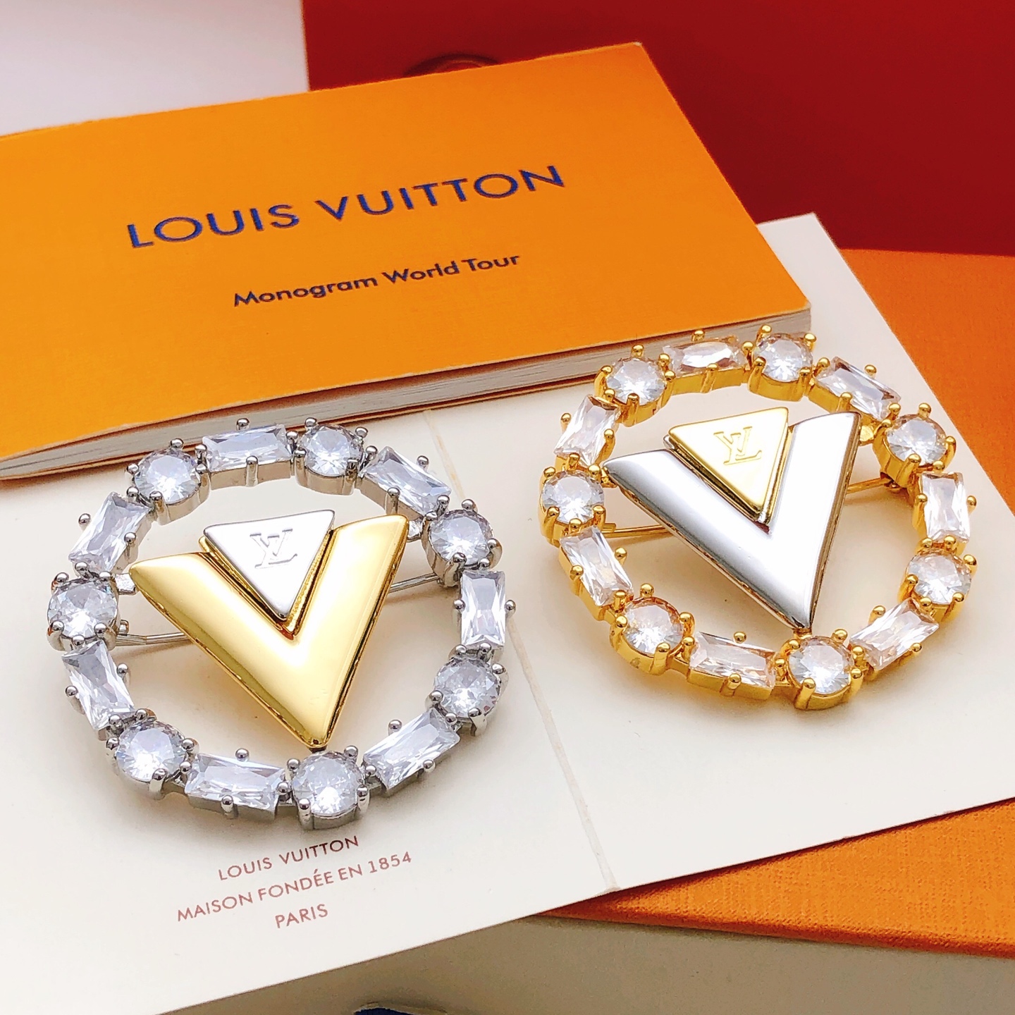 编号LXZ0022
 【Lv*最新款🆕🆕方钻胸针】一致专柜🆕黄铜材质