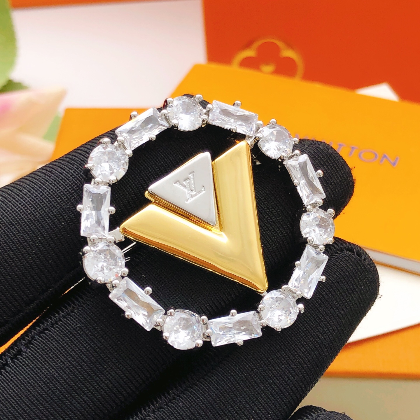 编号LXZ0018
 【Lv*最新款🆕🆕方钻胸针】一致专柜🆕黄铜材质