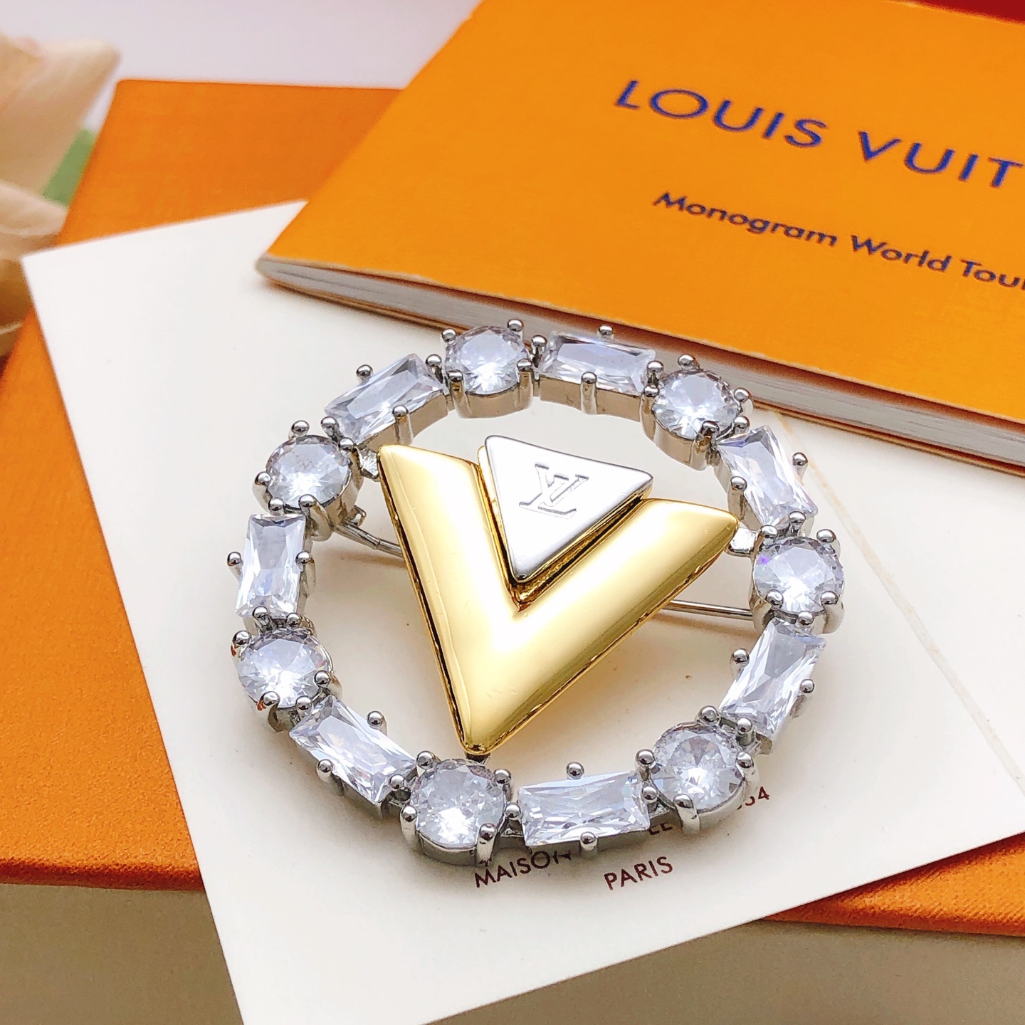 编号LXZ0018
 【Lv*最新款🆕🆕方钻胸针】一致专柜🆕黄铜材质