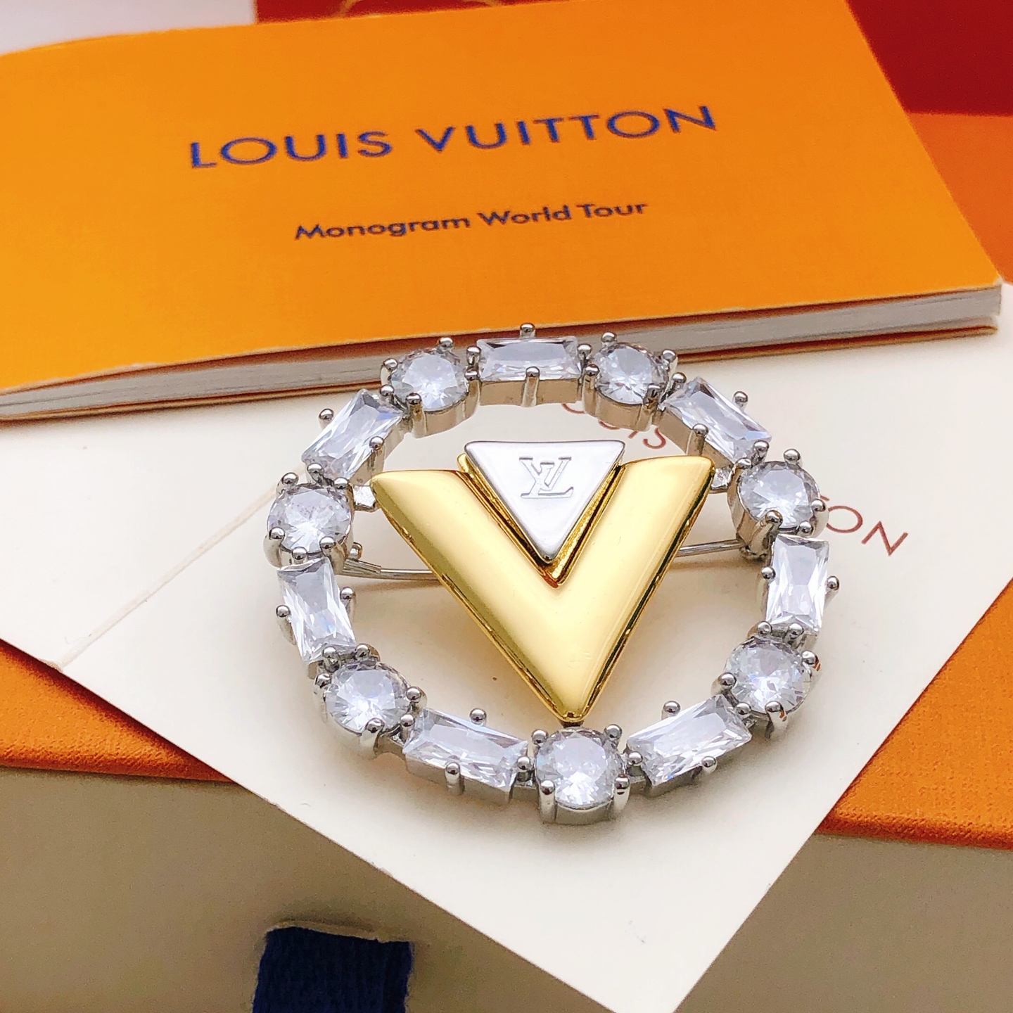 编号LXZ0018
 【Lv*最新款🆕🆕方钻胸针】一致专柜🆕黄铜材质