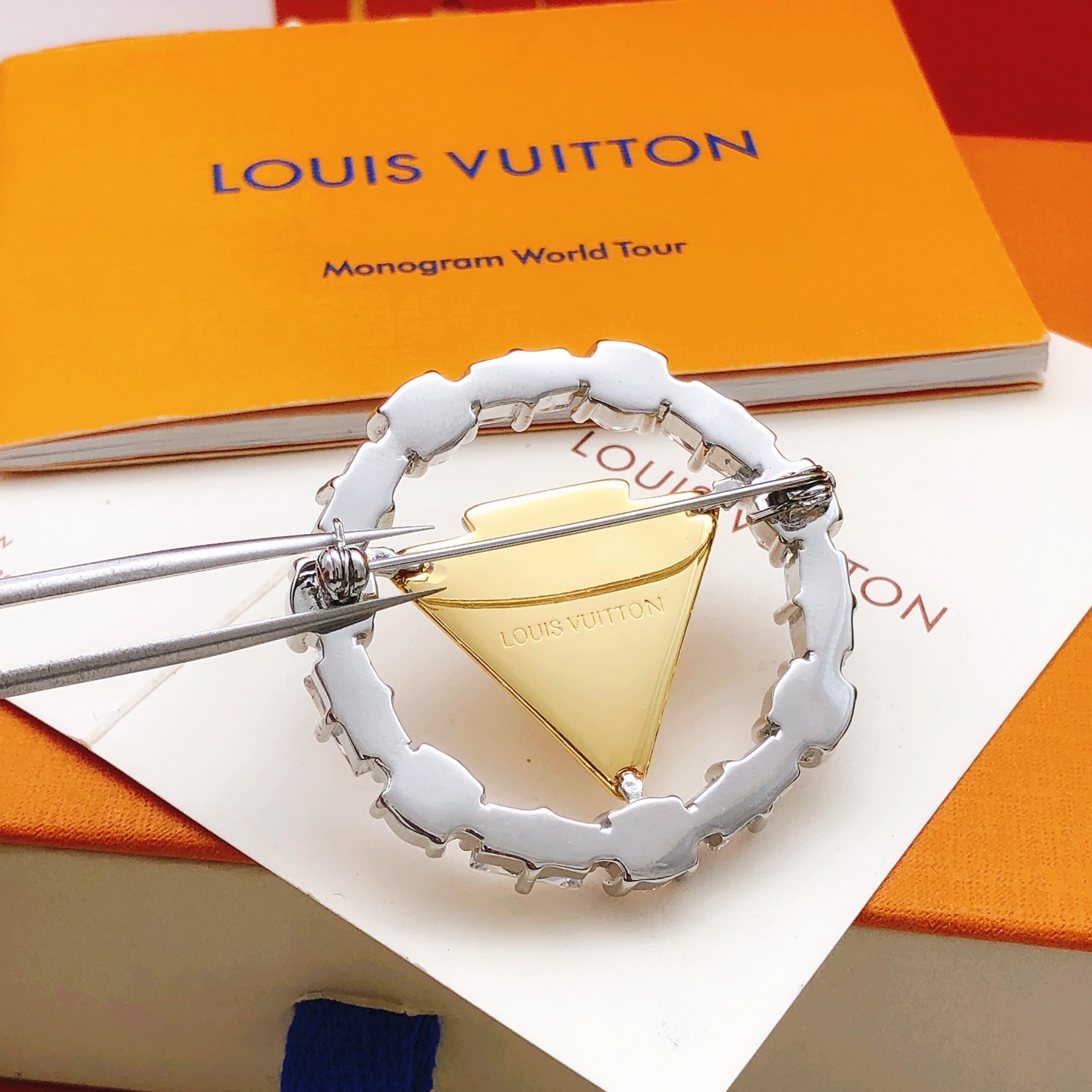 编号LXZ0018
 【Lv*最新款🆕🆕方钻胸针】一致专柜🆕黄铜材质
