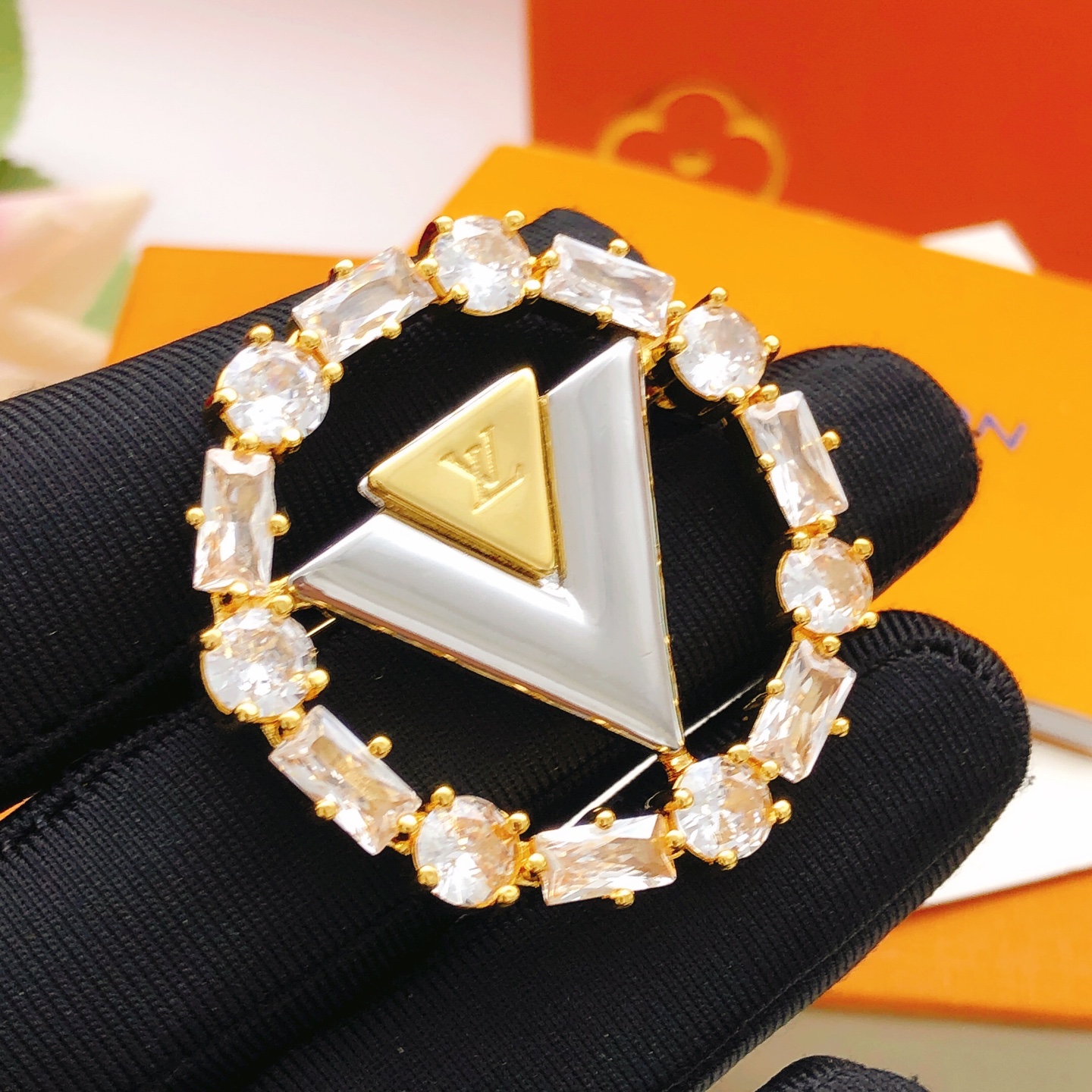 编号LXZ0022
 【Lv*最新款🆕🆕方钻胸针】一致专柜🆕黄铜材质