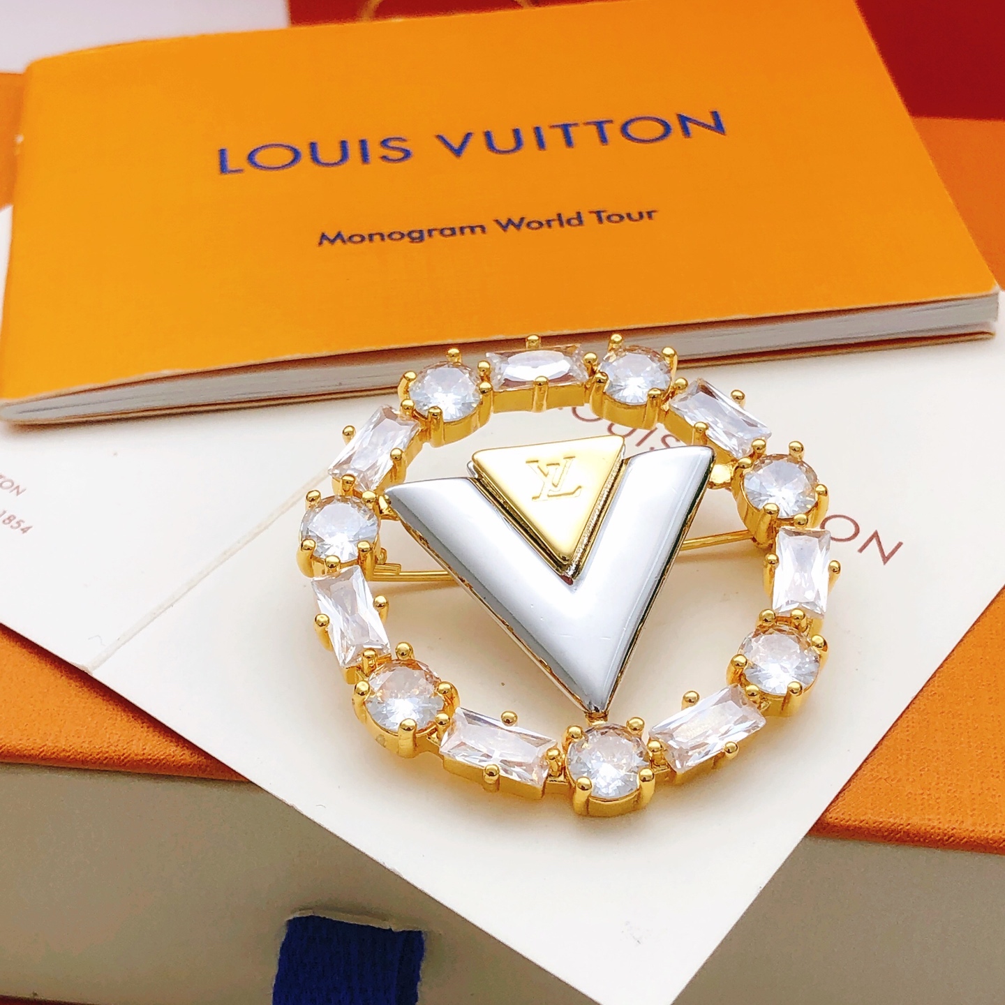编号LXZ0022
 【Lv*最新款🆕🆕方钻胸针】一致专柜🆕黄铜材质