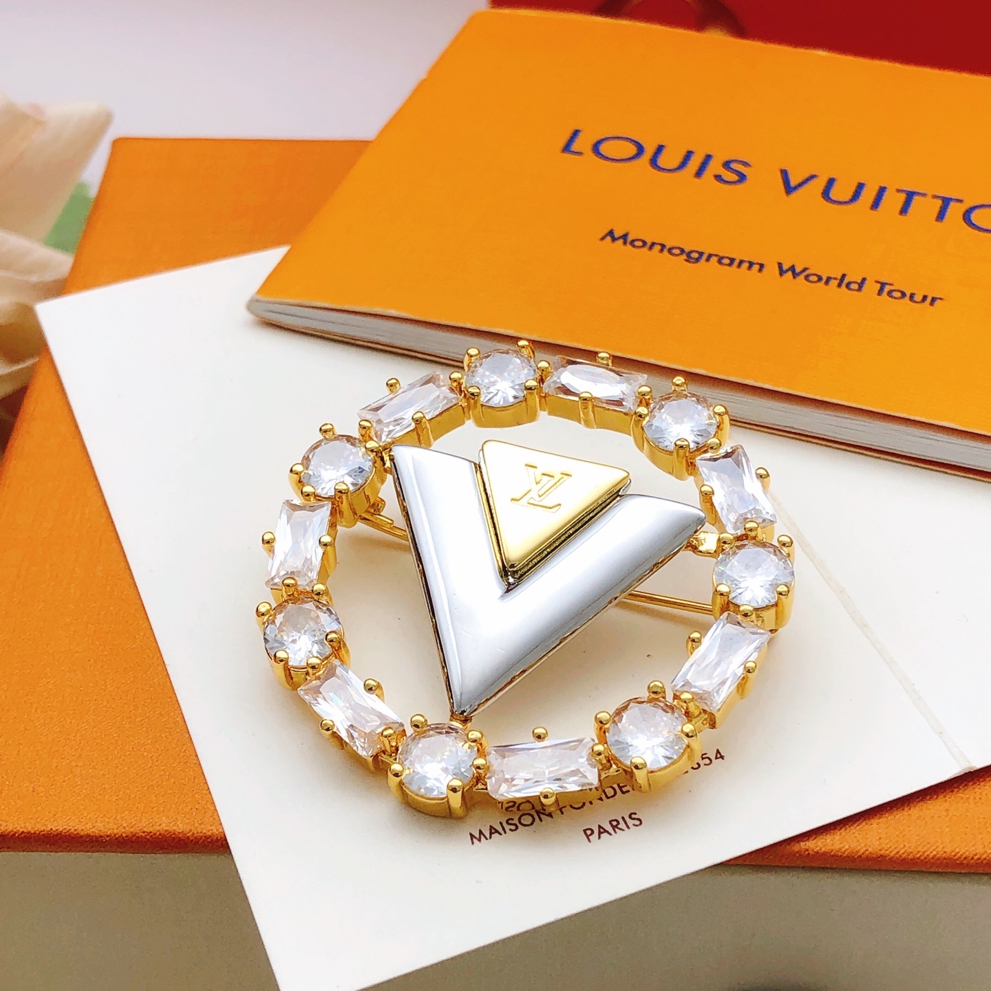 编号LXZ0022
 【Lv*最新款🆕🆕方钻胸针】一致专柜🆕黄铜材质