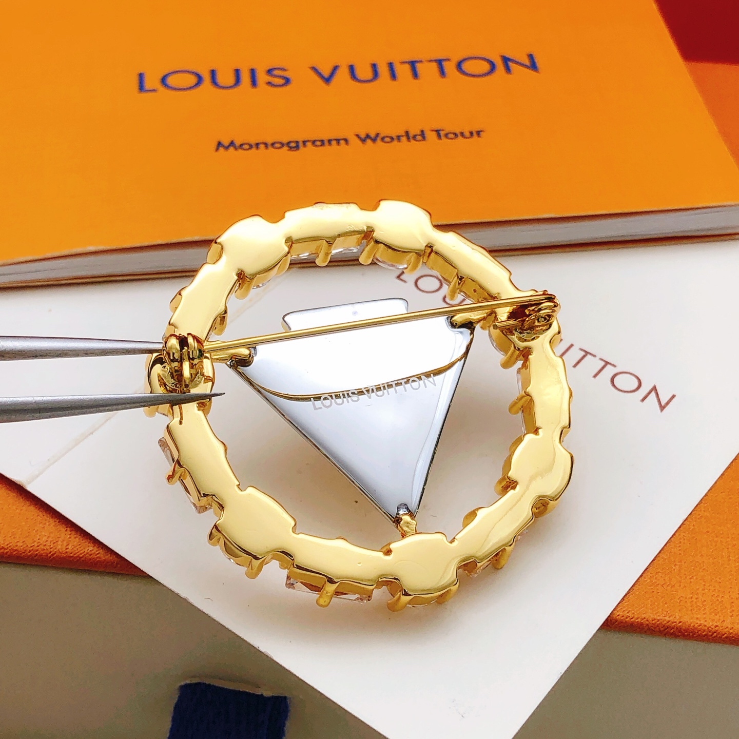 编号LXZ0022
 【Lv*最新款🆕🆕方钻胸针】一致专柜🆕黄铜材质