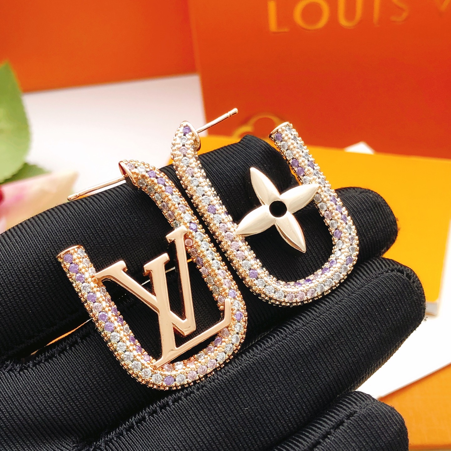 编号LED0352
 【Lv*最新款🆕🆕金玫瑰金色彩钻耳钉】一致专柜🆕黄铜材质