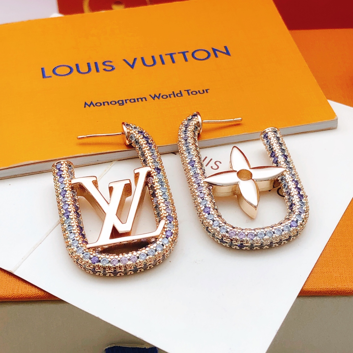 编号LED0352
 【Lv*最新款🆕🆕金玫瑰金色彩钻耳钉】一致专柜🆕黄铜材质