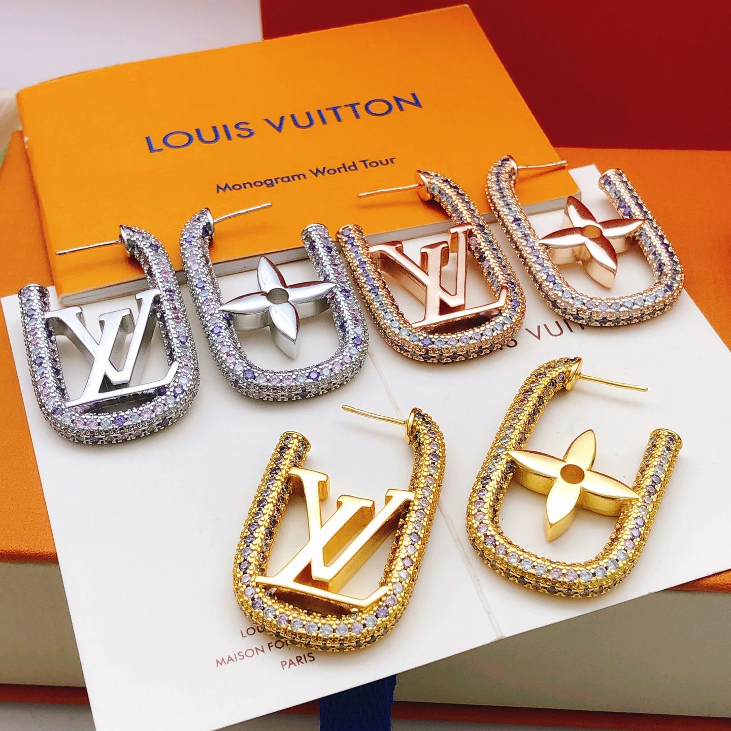 编号LED0352
 【Lv*最新款🆕🆕金玫瑰金色彩钻耳钉】一致专柜🆕黄铜材质