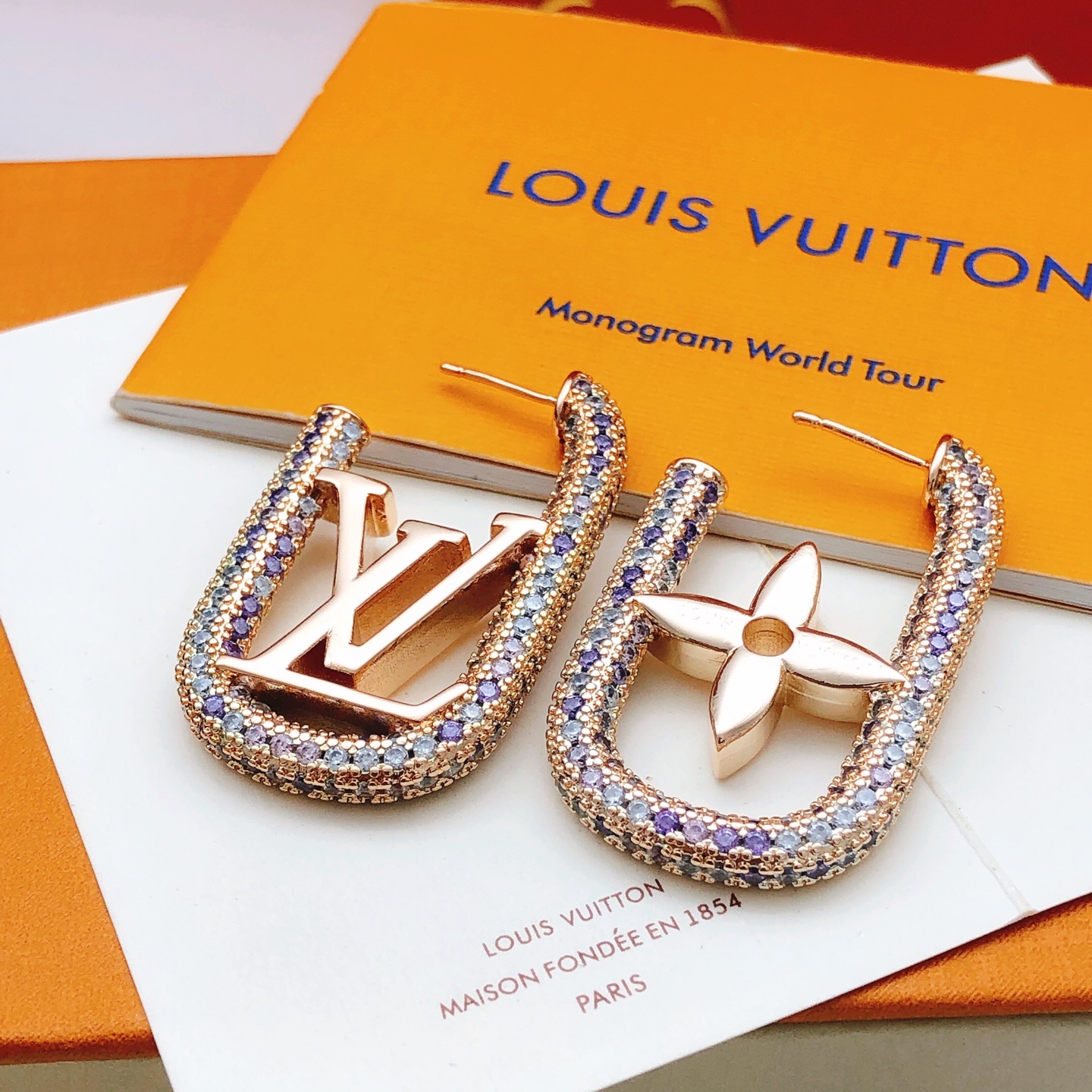 编号LED0352
 【Lv*最新款🆕🆕金玫瑰金色彩钻耳钉】一致专柜🆕黄铜材质