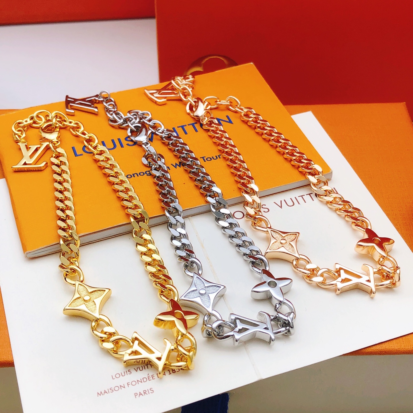 编号LSL0215 【Lv*最新款🆕🆕银色光面手链】一致专柜🆕黄铜材质