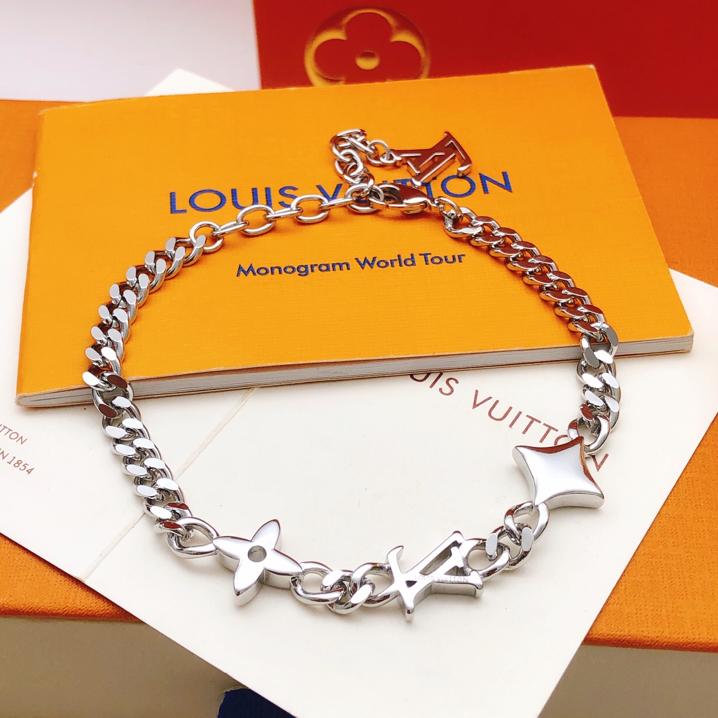 编号LSL0215 【Lv*最新款🆕🆕银色光面手链】一致专柜🆕黄铜材质