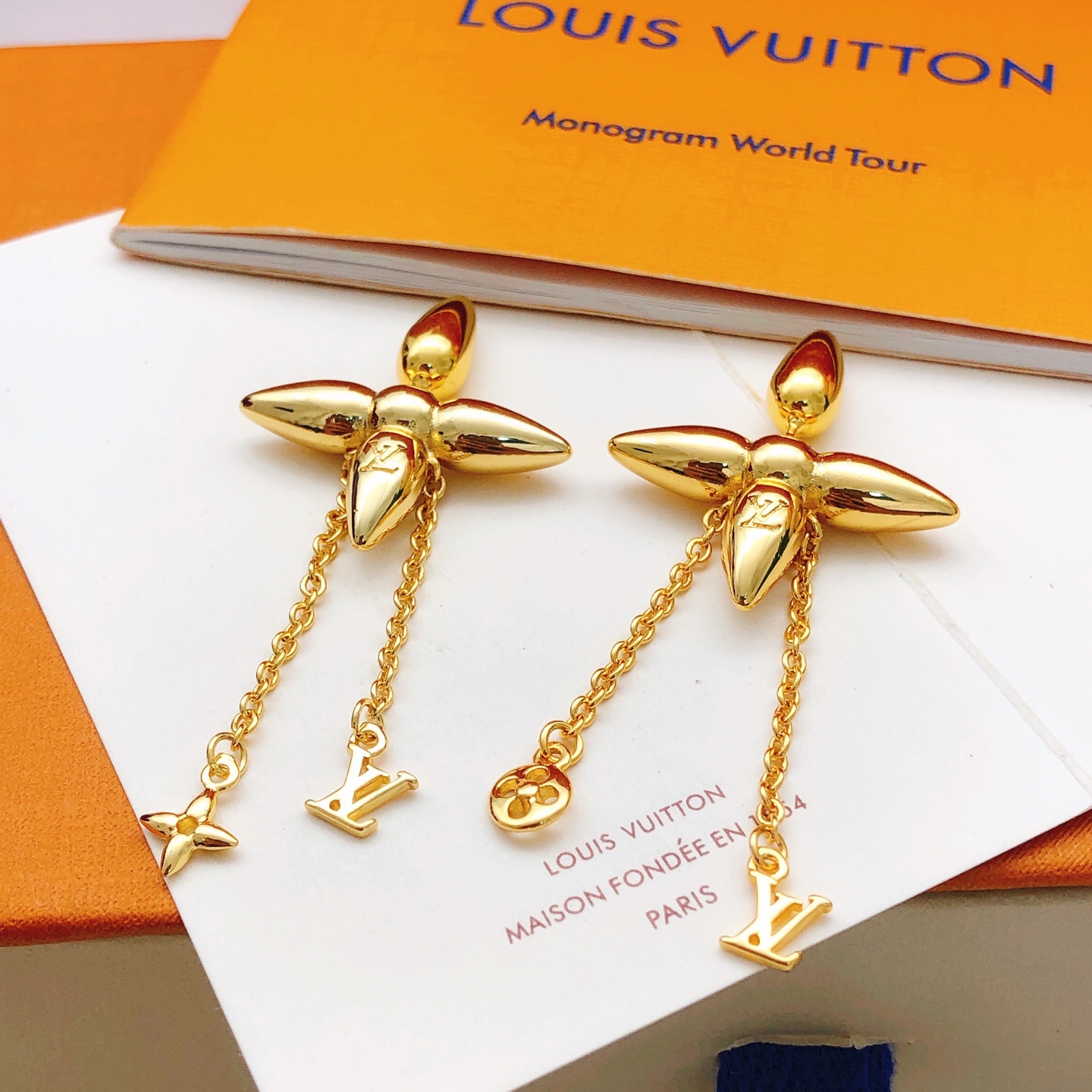 编号LED0382 【Lv*最新款🆕🆕光面流苏耳钉】一致专柜🆕黄铜材质