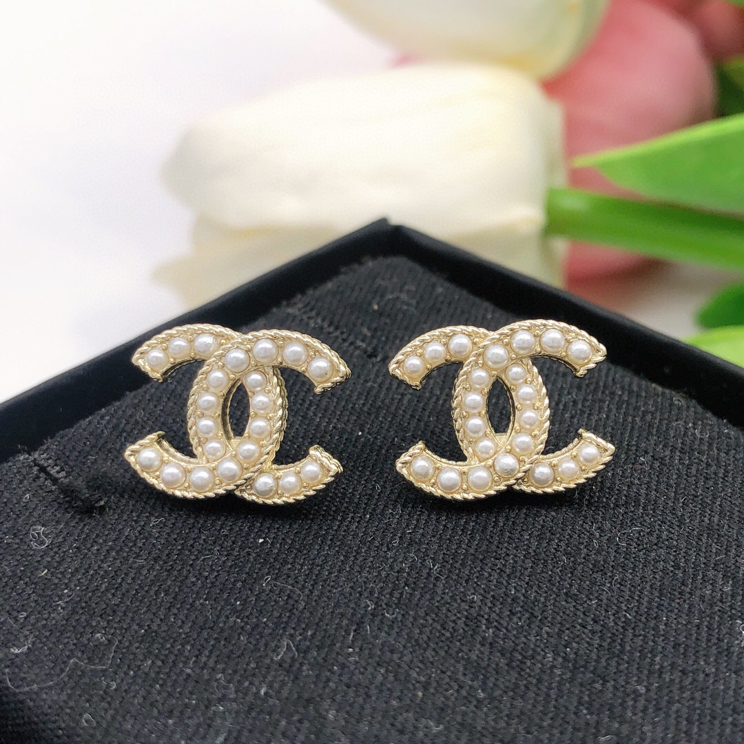 Chanel 双C镶钻浅金色米珠耳钉 人气单品 也算是一款小巧型的耳钉 采用925银针