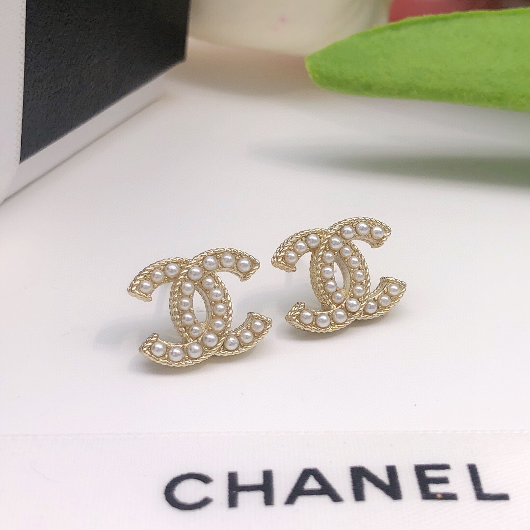 Chanel 双C镶钻浅金色米珠耳钉 人气单品 也算是一款小巧型的耳钉 采用925银针