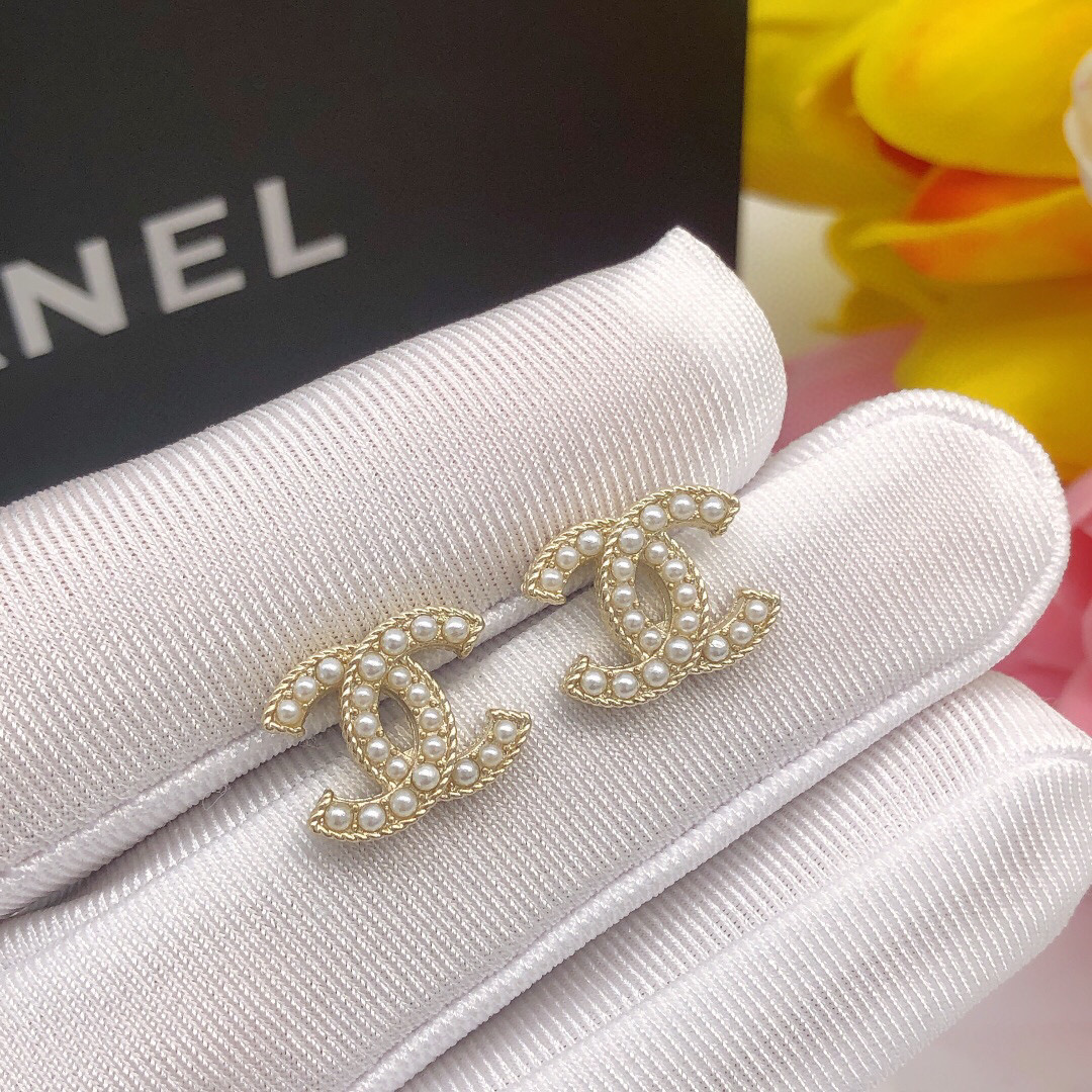 Chanel 双C镶钻浅金色米珠耳钉 人气单品 也算是一款小巧型的耳钉 采用925银针