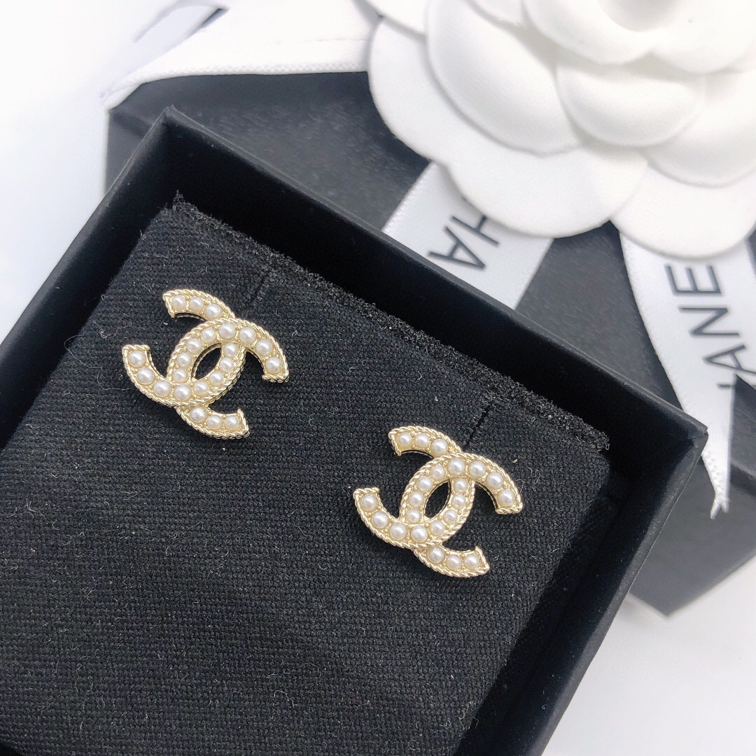 Chanel 双C镶钻浅金色米珠耳钉 人气单品 也算是一款小巧型的耳钉 采用925银针
