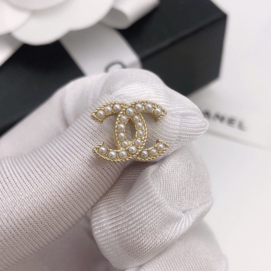 Chanel 双C镶钻浅金色米珠耳钉 人气单品 也算是一款小巧型的耳钉 采用925银针