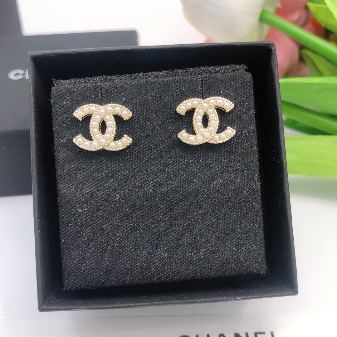 Chanel 双C镶钻浅金色米珠耳钉 人气单品 也算是一款小巧型的耳钉 采用925银针