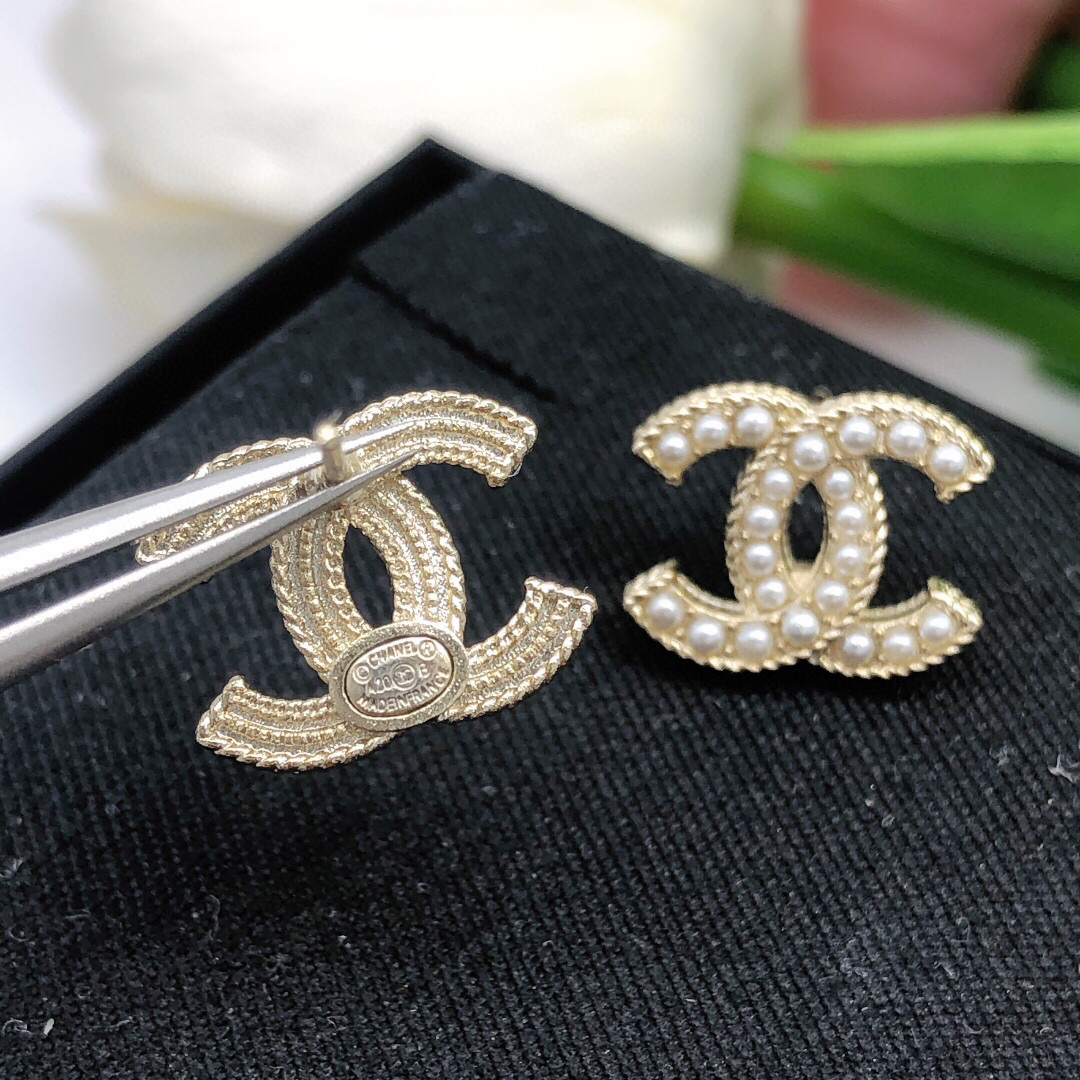 Chanel 双C镶钻浅金色米珠耳钉 人气单品 也算是一款小巧型的耳钉 采用925银针