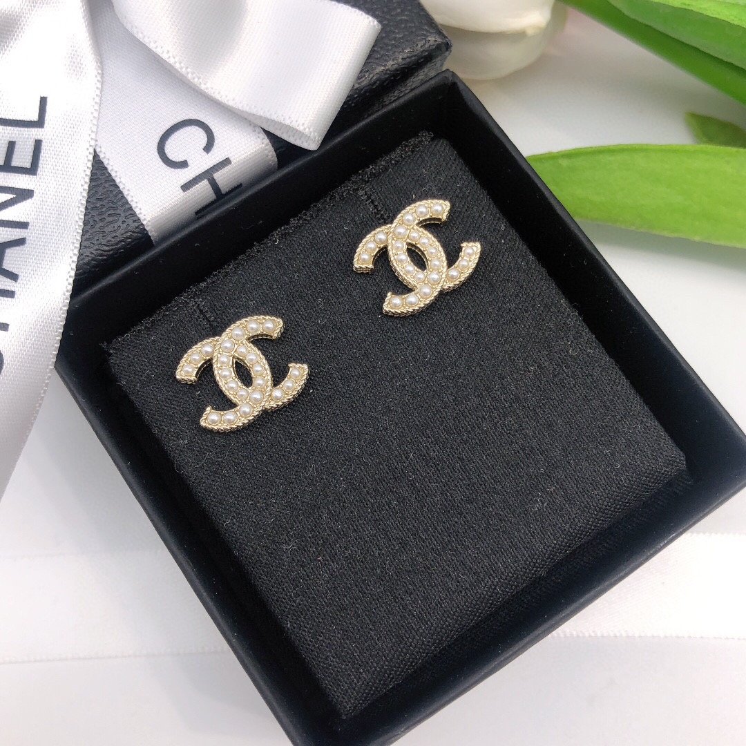 Chanel 双C镶钻浅金色米珠耳钉 人气单品 也算是一款小巧型的耳钉 采用925银针